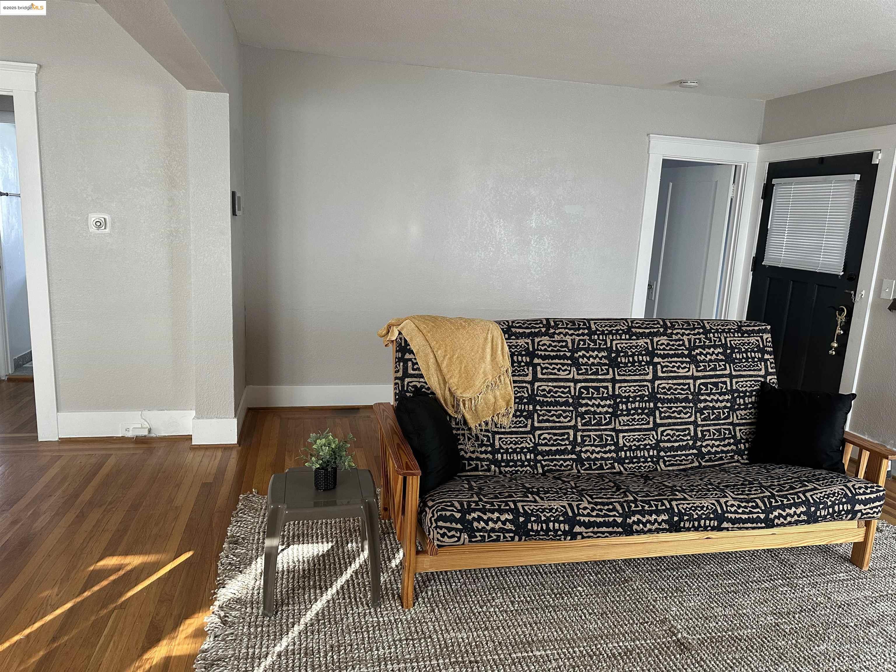 Detail Gallery Image 6 of 56 For 1937 87th Avenue, Oakland,  CA 94621 - 3 Beds | 1 Baths