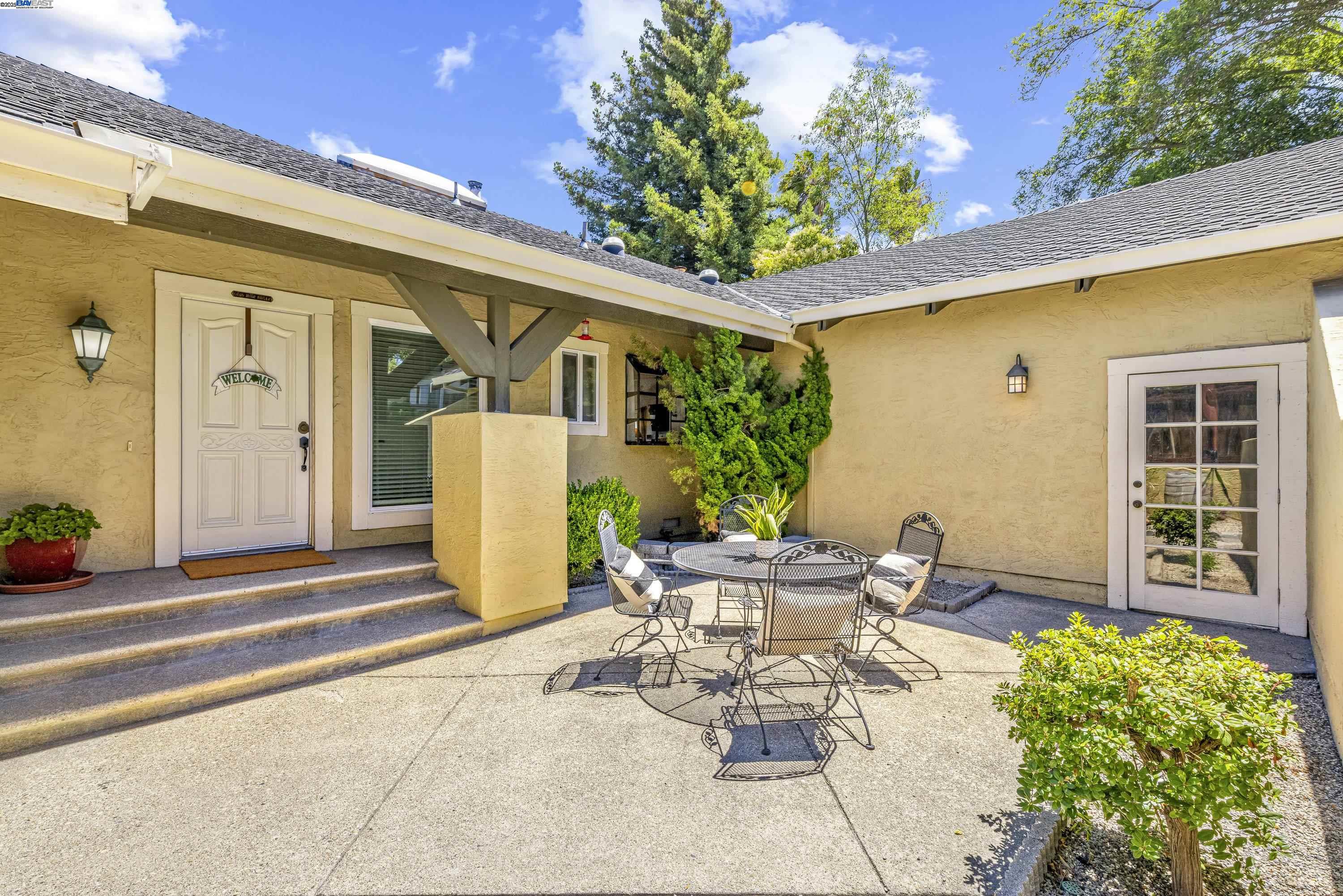 Detail Gallery Image 2 of 32 For 8146 Vomac Ct, Dublin,  CA 94568 - 4 Beds | 2/1 Baths