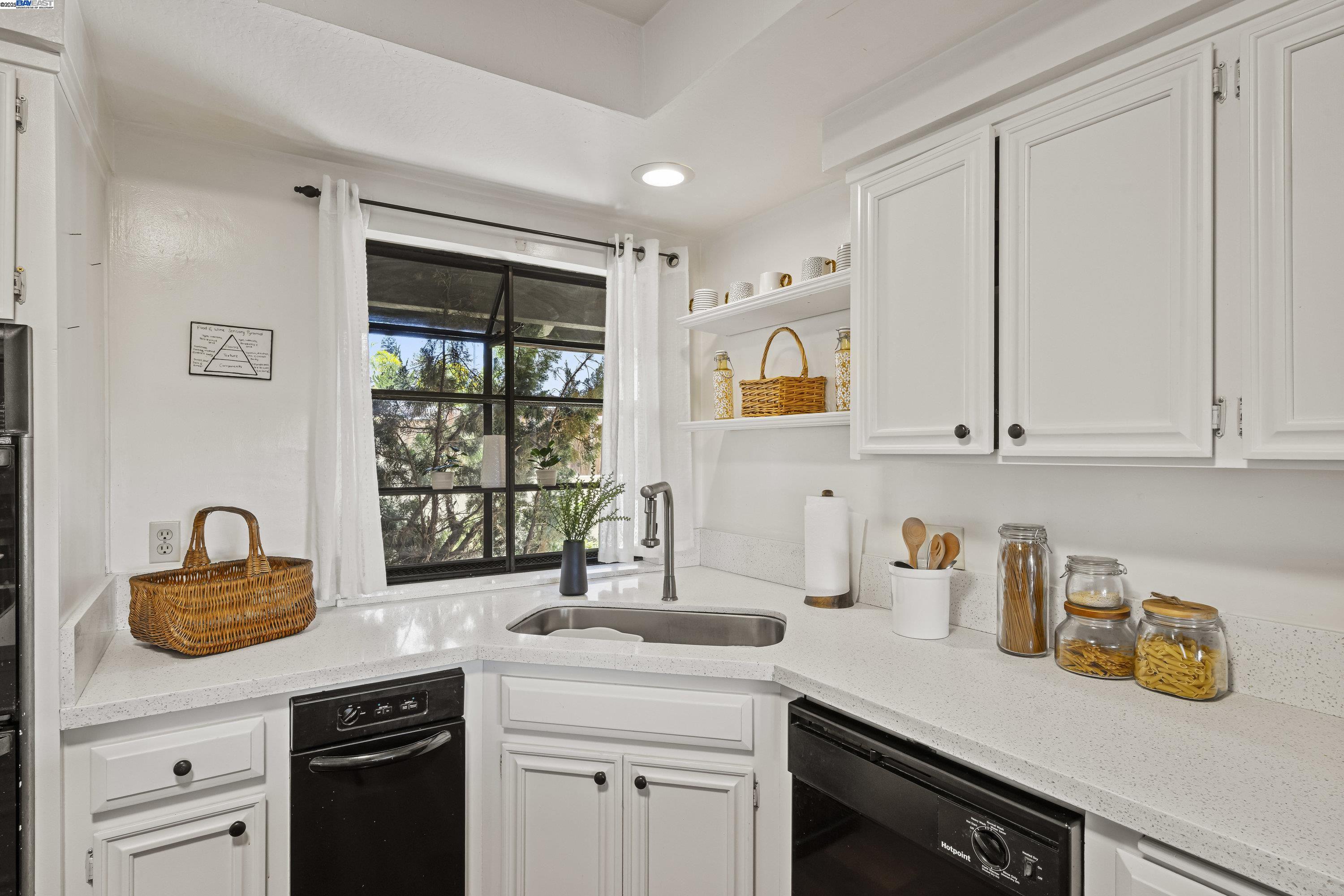 Detail Gallery Image 11 of 32 For 8146 Vomac Ct, Dublin,  CA 94568 - 4 Beds | 2/1 Baths