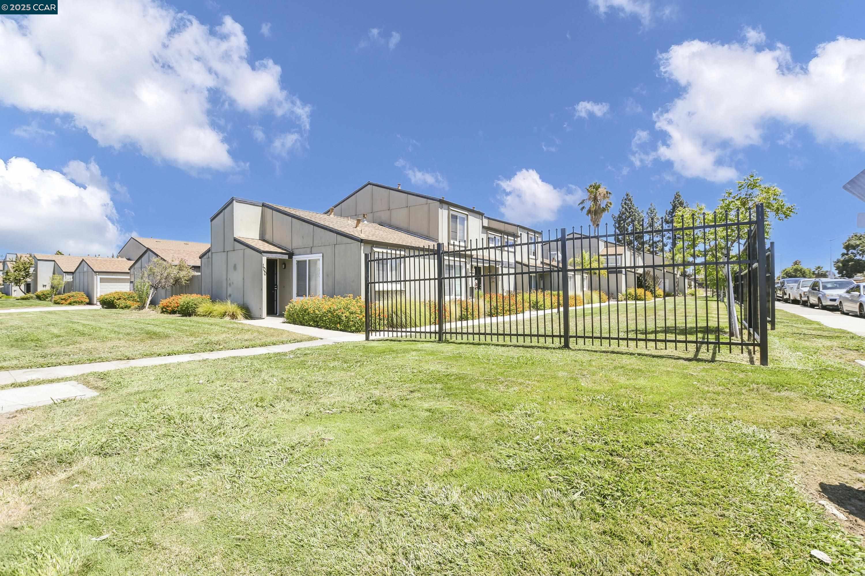 Detail Gallery Image 1 of 28 For 104 Rainier Ln, Antioch,  CA 94509 - 4 Beds | 1/1 Baths