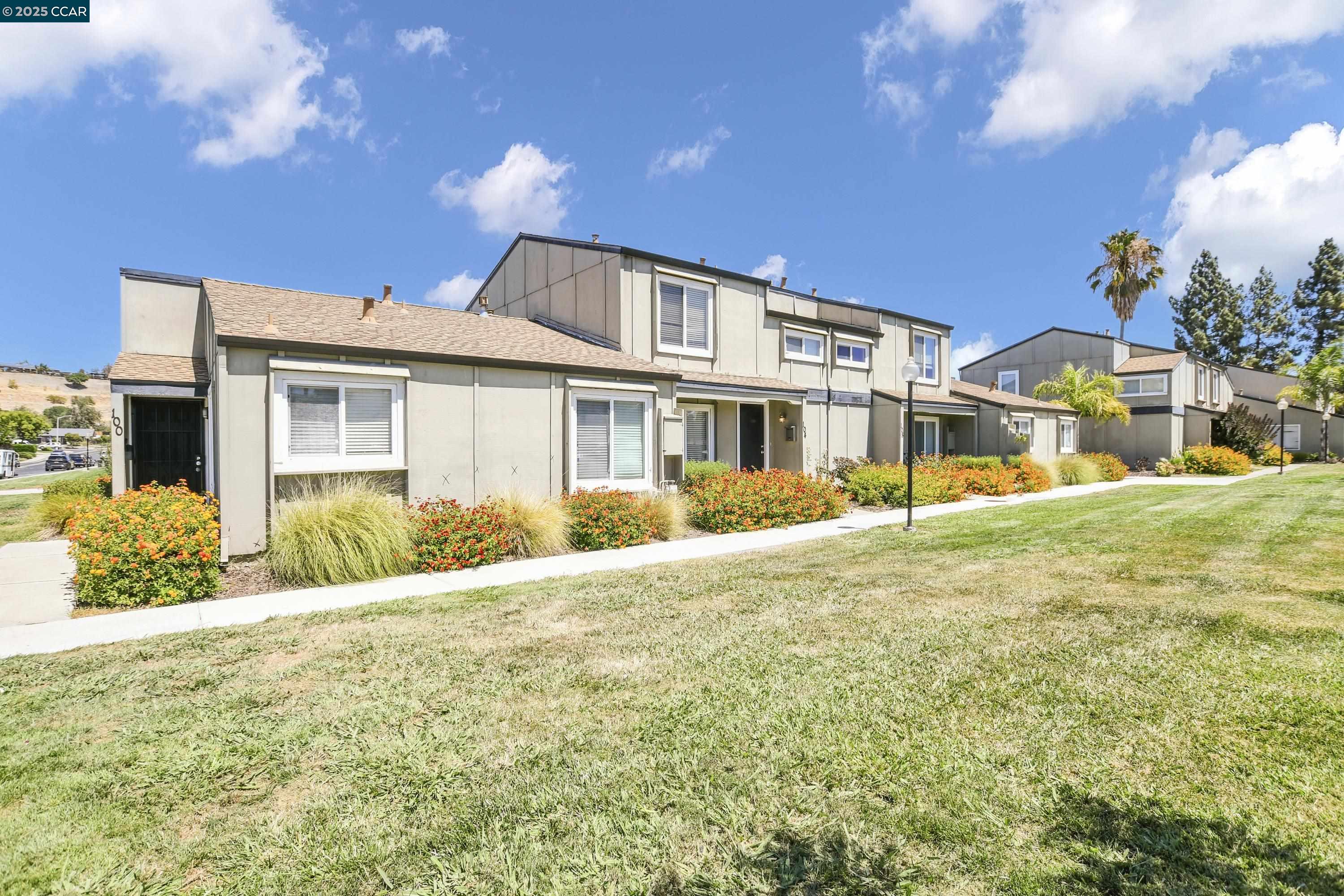 Detail Gallery Image 2 of 28 For 104 Rainier Ln, Antioch,  CA 94509 - 4 Beds | 1/1 Baths