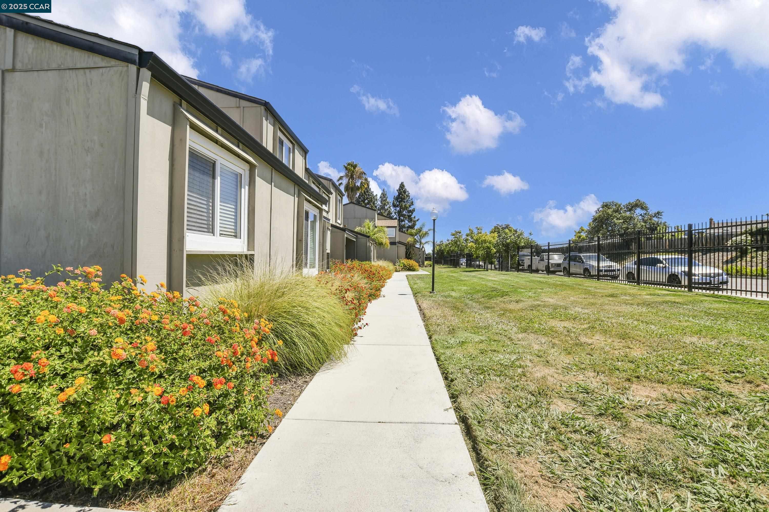 Detail Gallery Image 3 of 28 For 104 Rainier Ln, Antioch,  CA 94509 - 4 Beds | 1/1 Baths