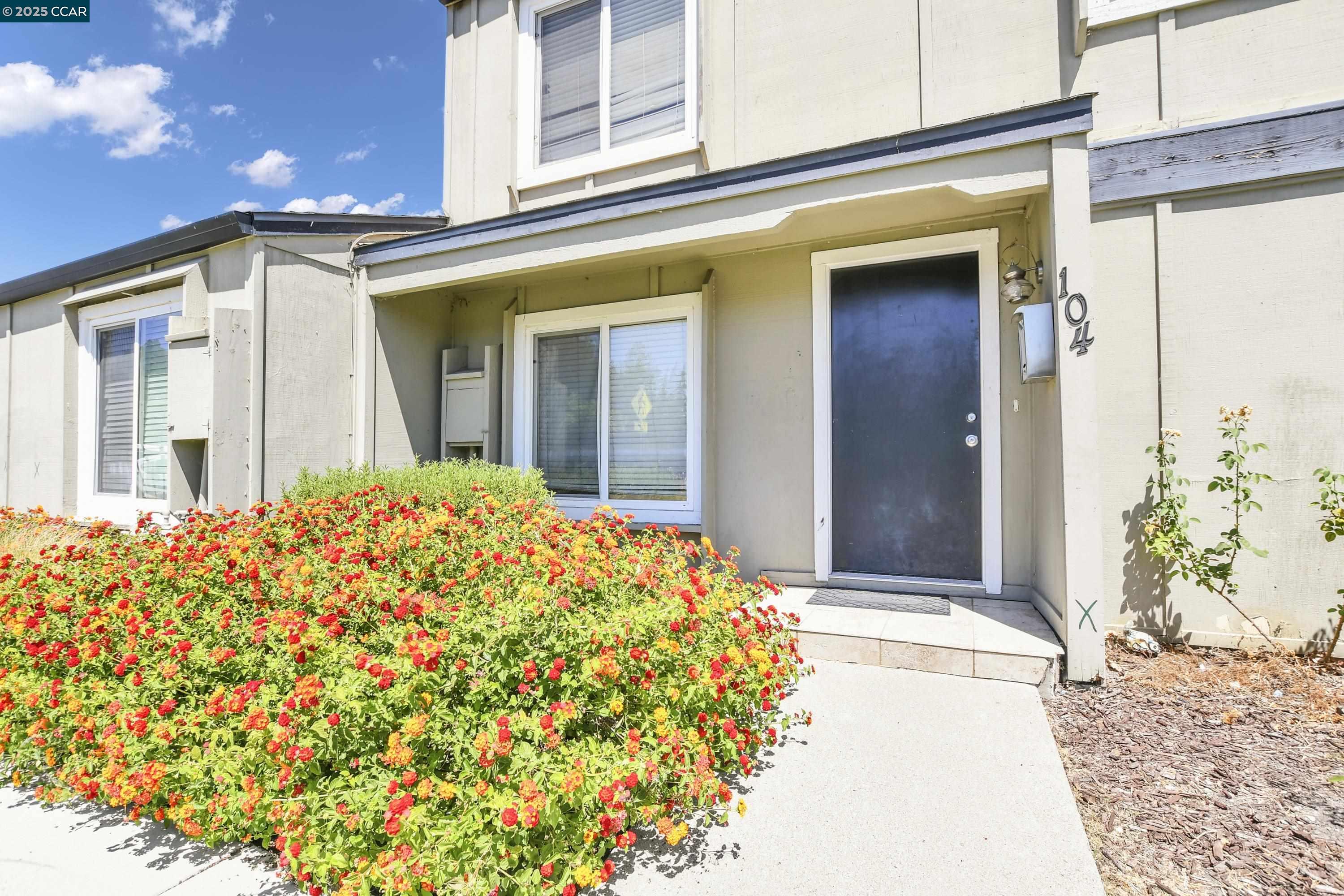 Detail Gallery Image 5 of 28 For 104 Rainier Ln, Antioch,  CA 94509 - 4 Beds | 1/1 Baths