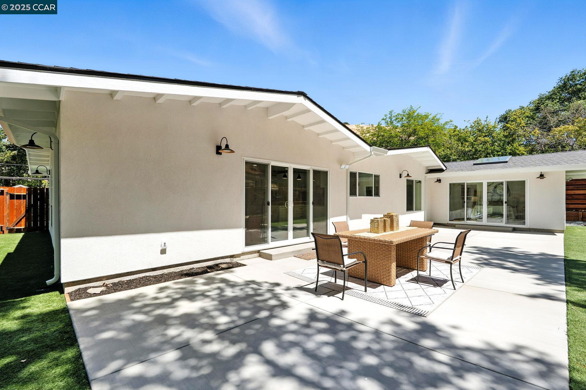 Detail Gallery Image 38 of 55 For 1717 Springbrook Rd, Lafayette,  CA 94549 - 4 Beds | 2 Baths
