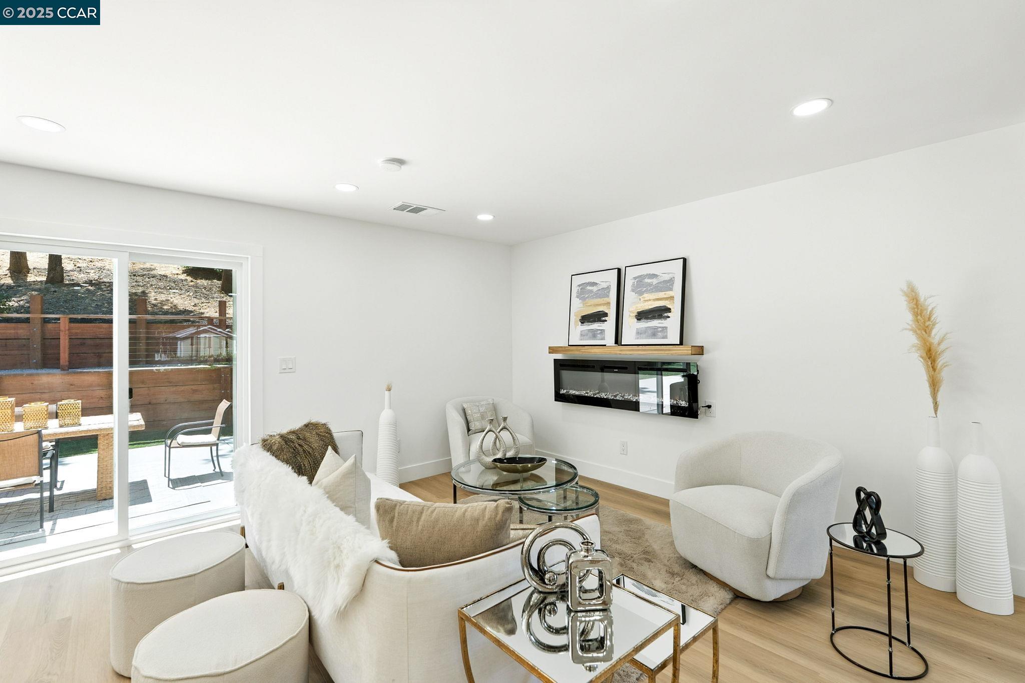 Detail Gallery Image 9 of 55 For 1717 Springbrook Rd, Lafayette,  CA 94549 - 4 Beds | 2 Baths