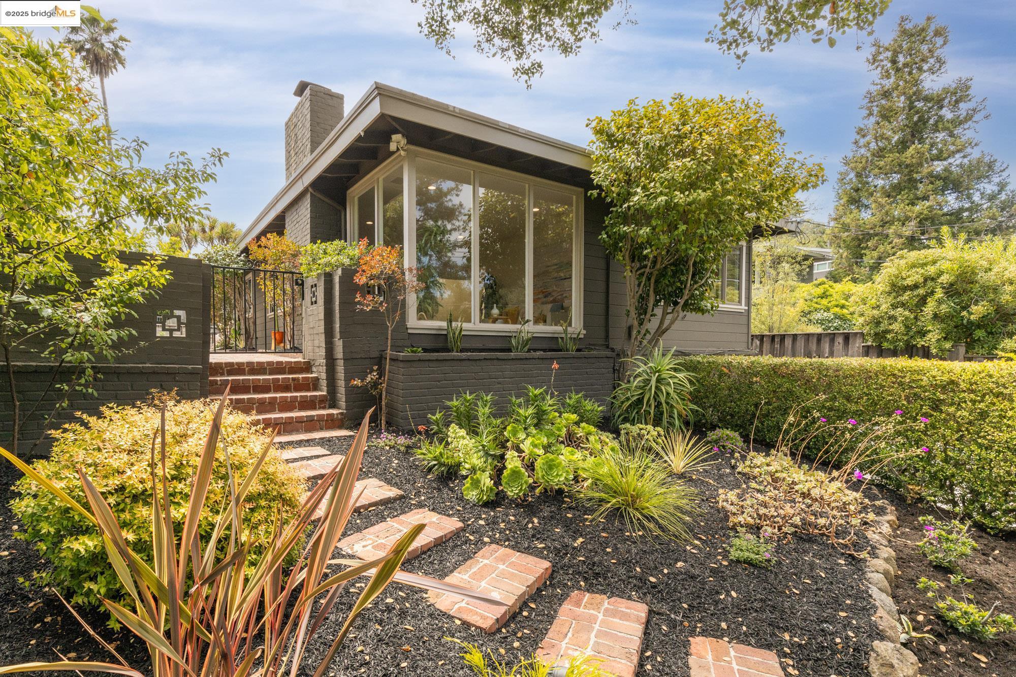 Detail Gallery Image 2 of 56 For 5671 Estates Dr, Oakland,  CA 94618 - 3 Beds | 2 Baths