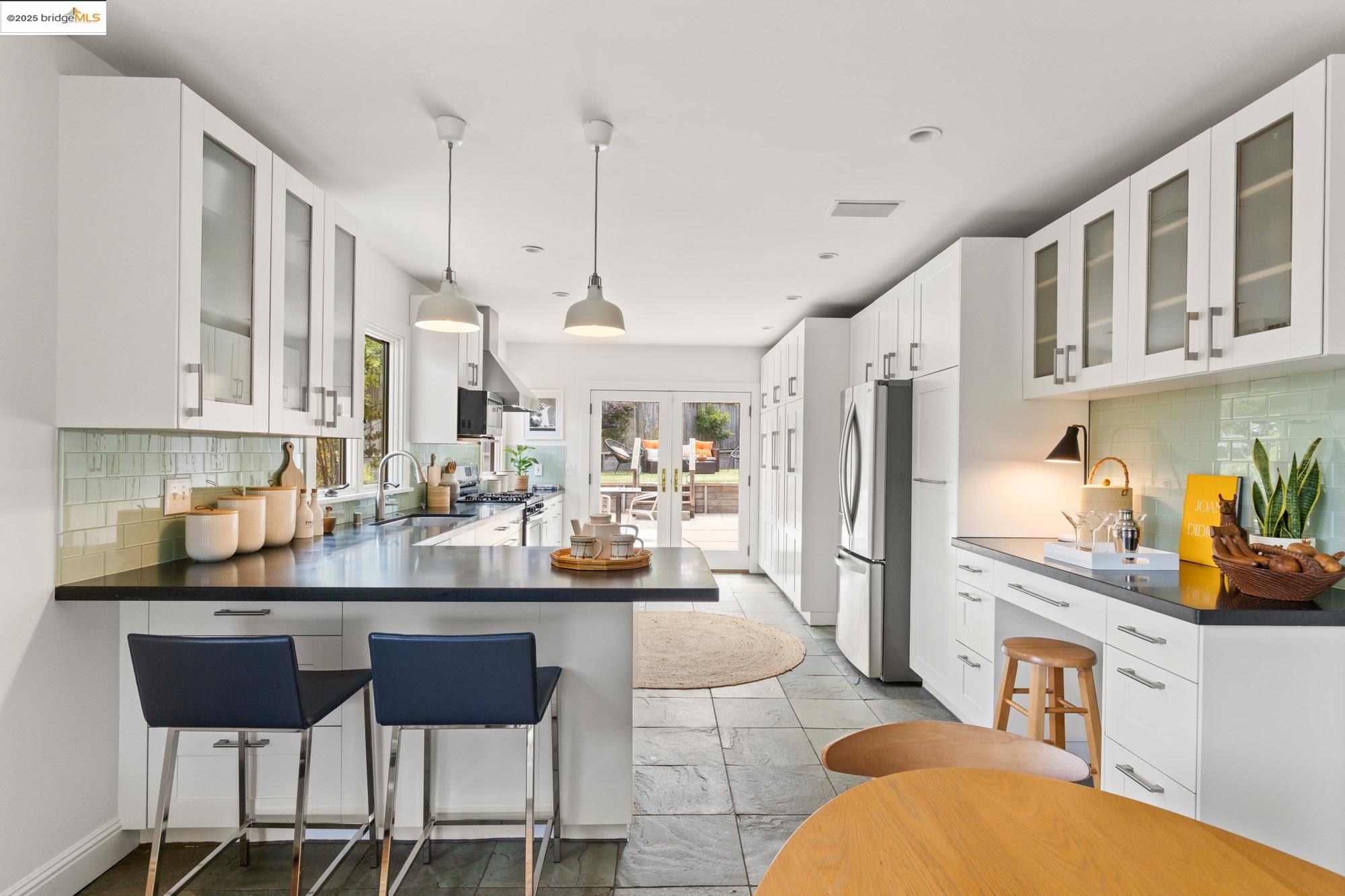 Detail Gallery Image 13 of 56 For 5671 Estates Dr, Oakland,  CA 94618 - 3 Beds | 2 Baths