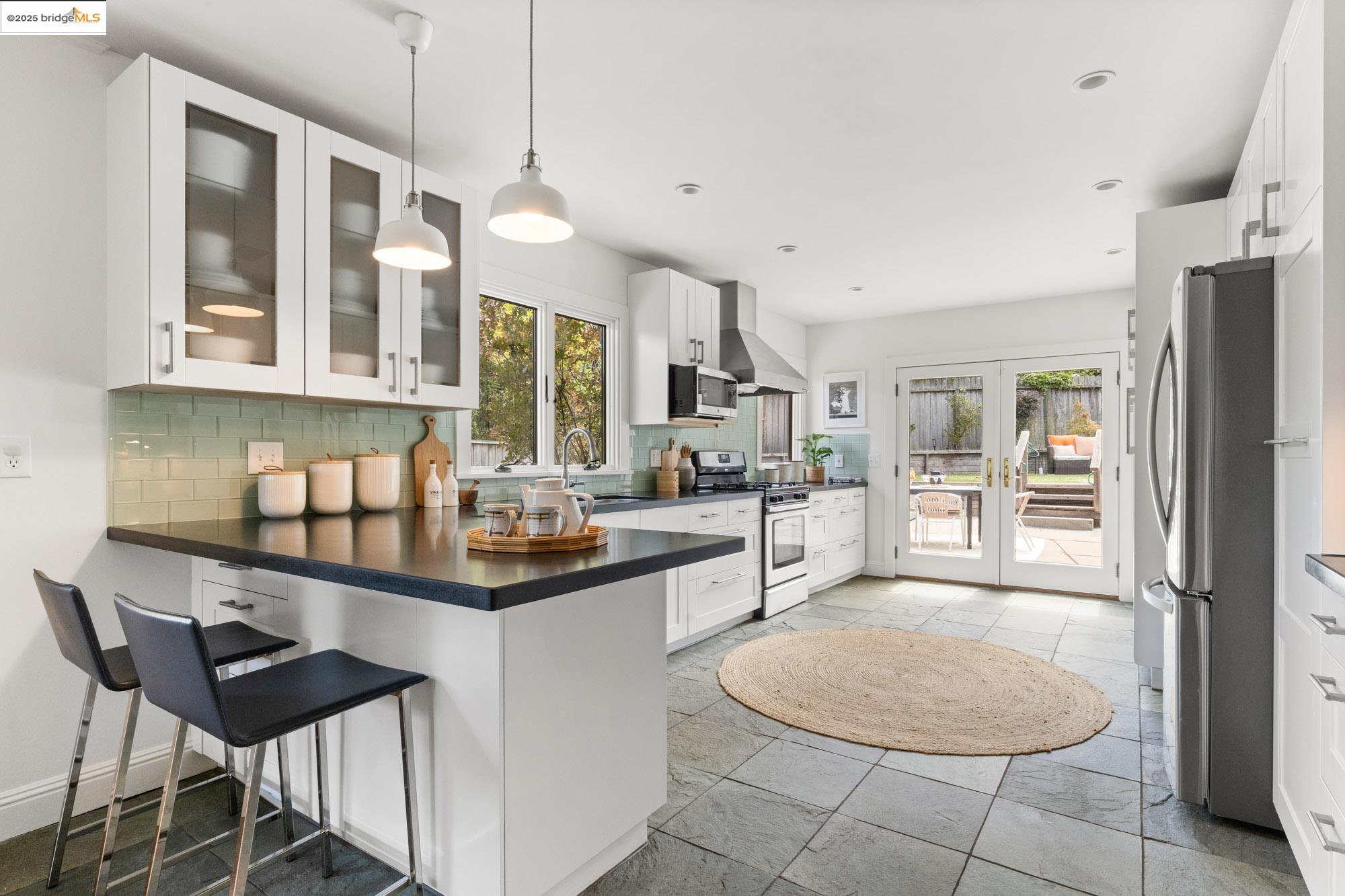 Detail Gallery Image 14 of 56 For 5671 Estates Dr, Oakland,  CA 94618 - 3 Beds | 2 Baths