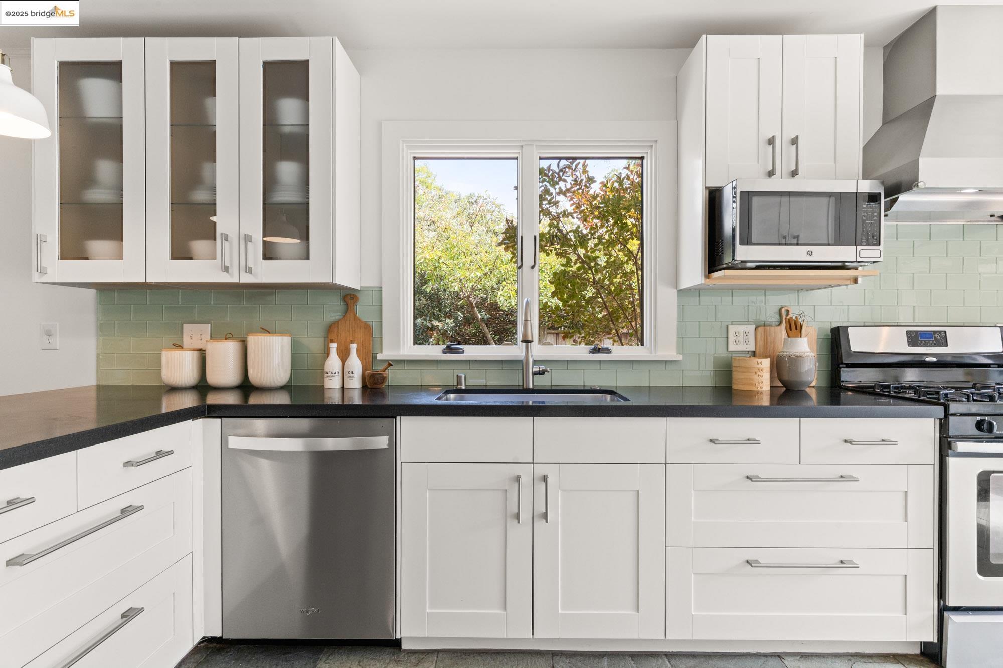 Detail Gallery Image 15 of 56 For 5671 Estates Dr, Oakland,  CA 94618 - 3 Beds | 2 Baths