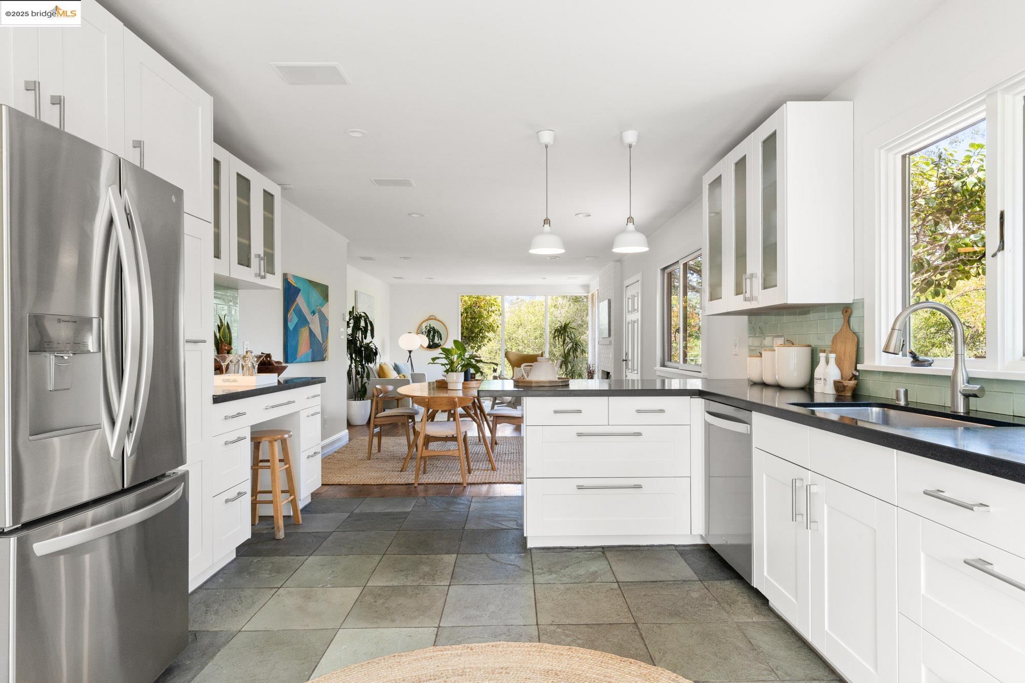Detail Gallery Image 16 of 56 For 5671 Estates Dr, Oakland,  CA 94618 - 3 Beds | 2 Baths