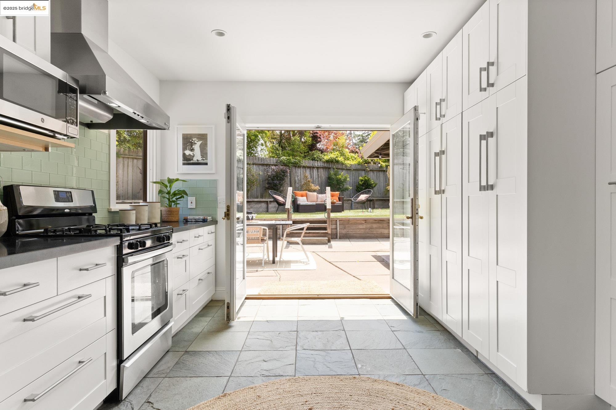 Detail Gallery Image 19 of 56 For 5671 Estates Dr, Oakland,  CA 94618 - 3 Beds | 2 Baths
