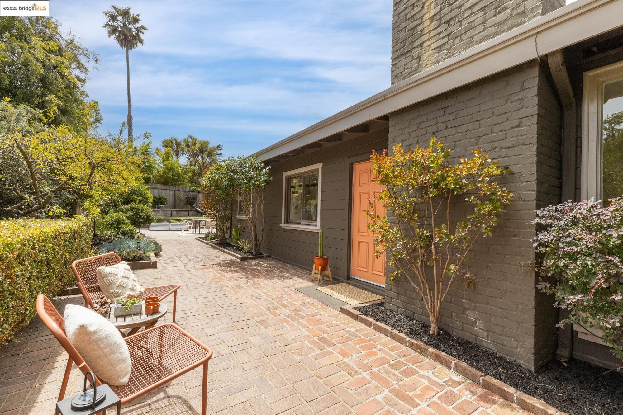 Detail Gallery Image 3 of 56 For 5671 Estates Dr, Oakland,  CA 94618 - 3 Beds | 2 Baths