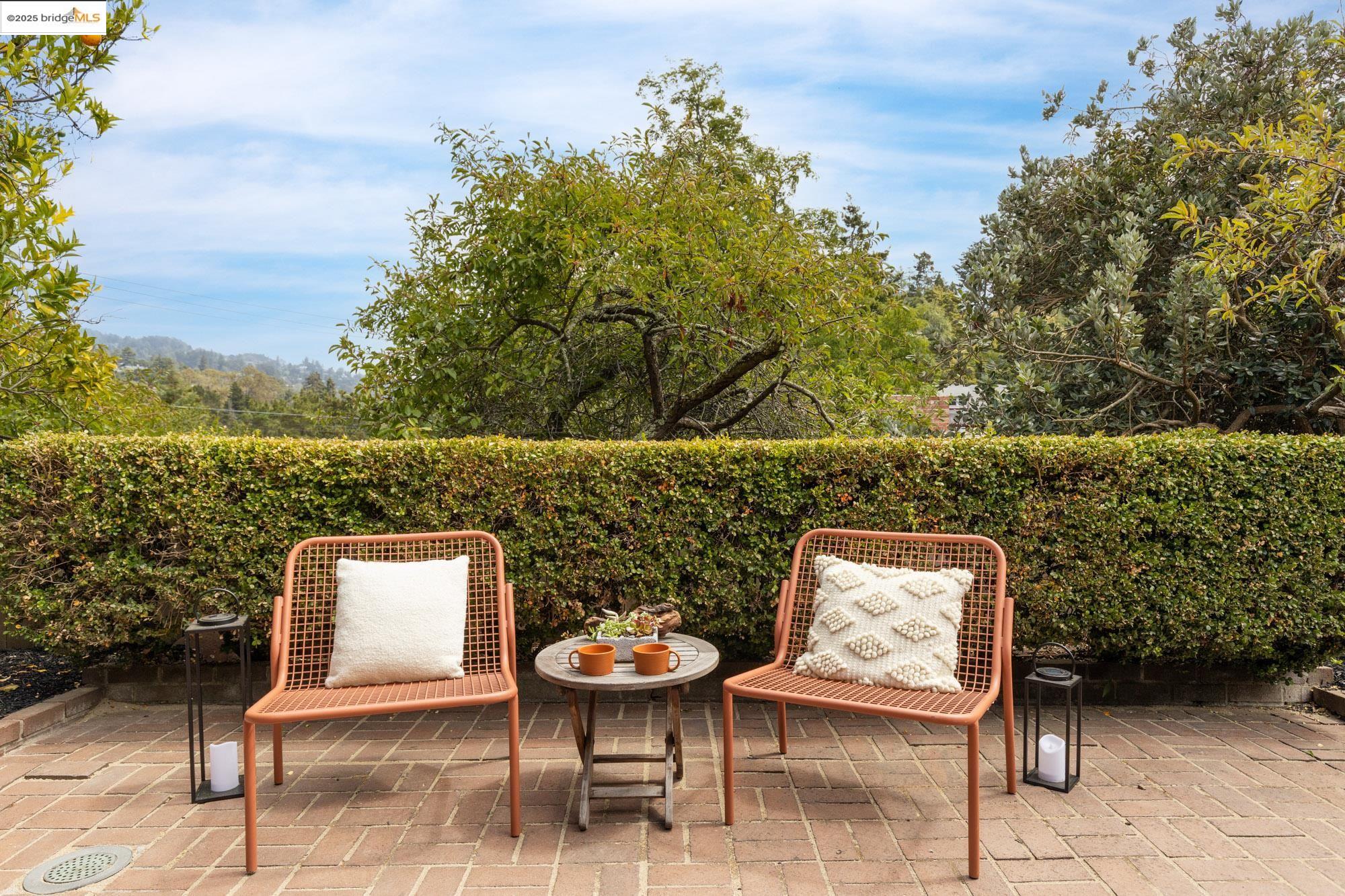 Detail Gallery Image 4 of 56 For 5671 Estates Dr, Oakland,  CA 94618 - 3 Beds | 2 Baths