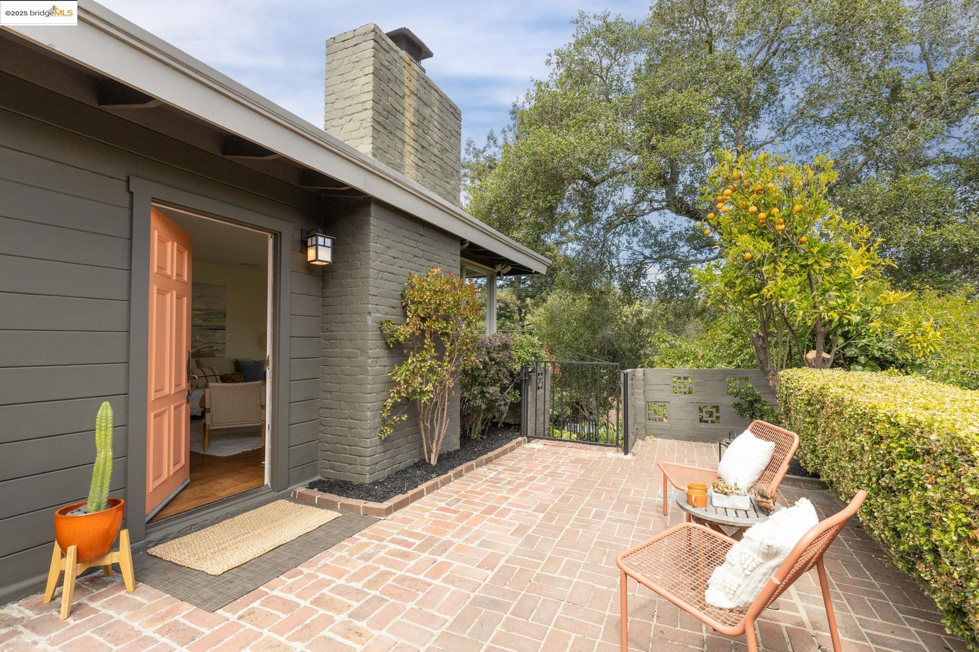 Detail Gallery Image 5 of 56 For 5671 Estates Dr, Oakland,  CA 94618 - 3 Beds | 2 Baths