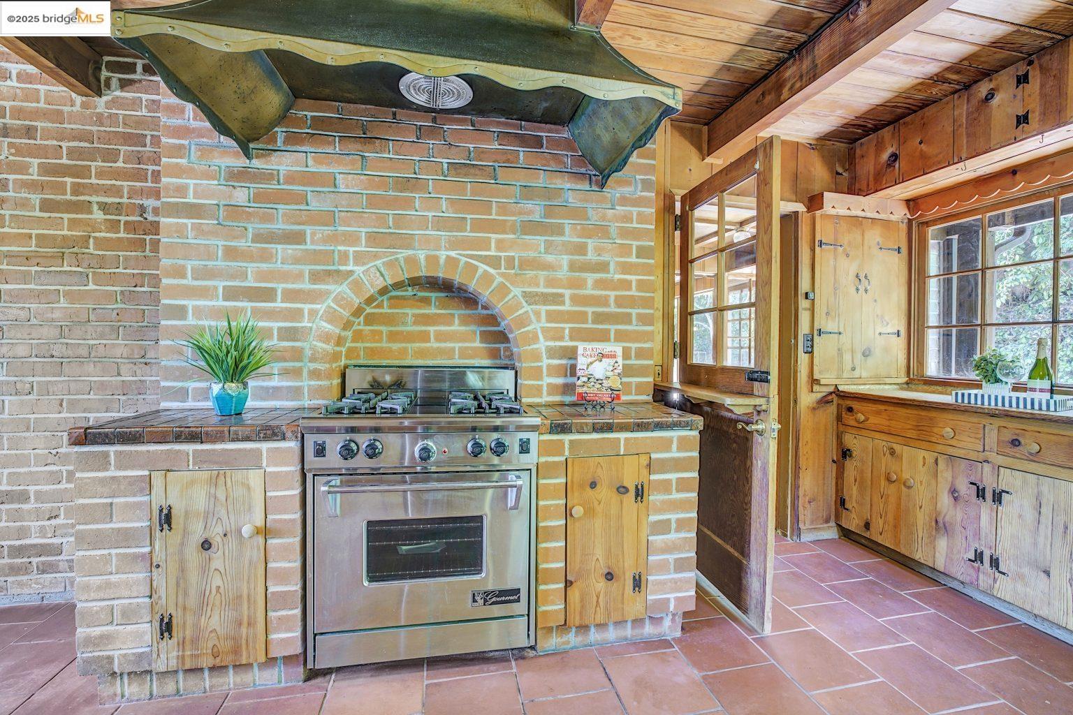 Detail Gallery Image 17 of 38 For 700 Coventry Rd, Kensington,  CA 94707 - 1 Beds | 1 Baths