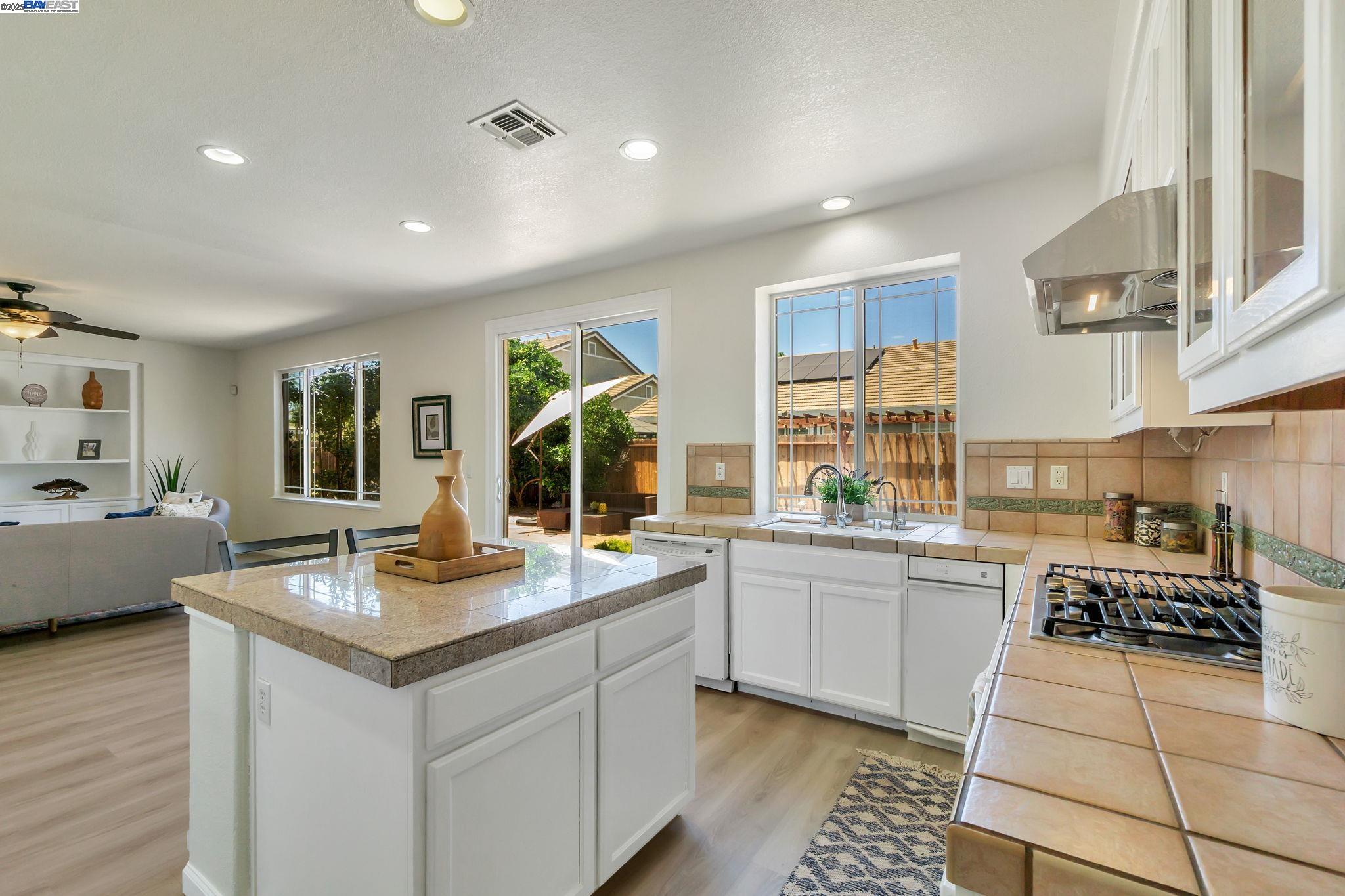 Detail Gallery Image 12 of 53 For 1065 Somersby Way, Brentwood,  CA 94513 - 5 Beds | 3 Baths
