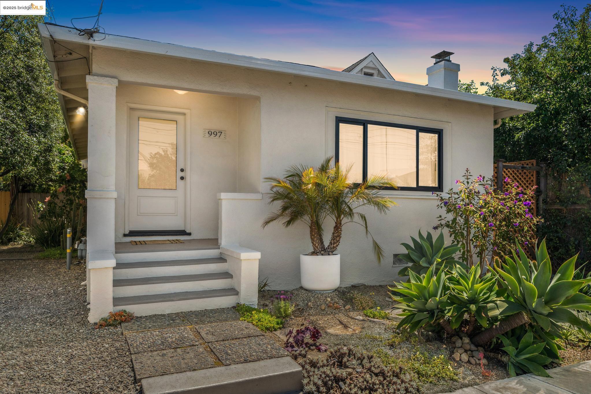 Detail Gallery Image 1 of 1 For 997 62nd St, Oakland,  CA 94608 - 2 Beds | 1 Baths