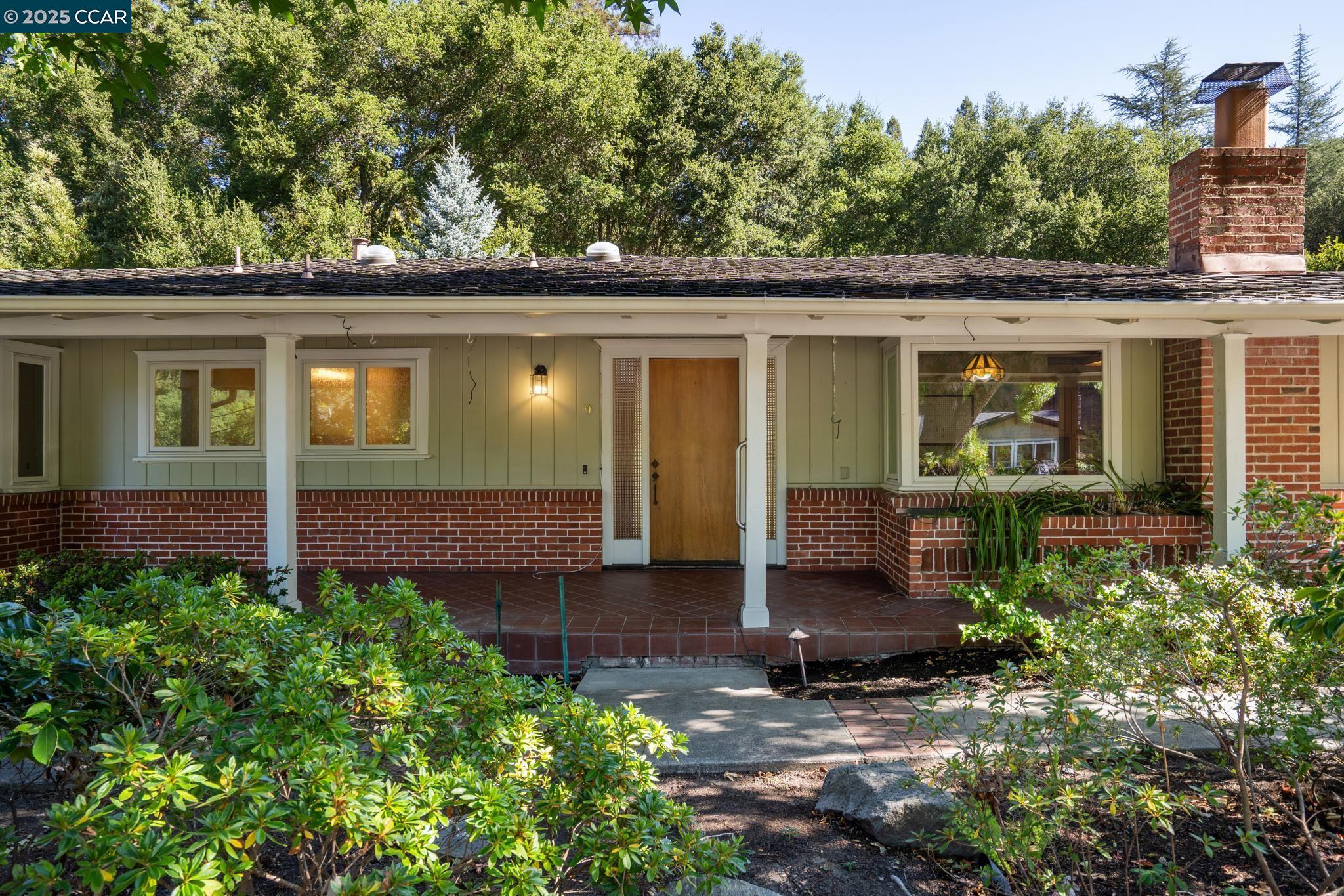 Detail Gallery Image 2 of 50 For 9 Lind Ct, Orinda,  CA 94563 - 4 Beds | 2/1 Baths