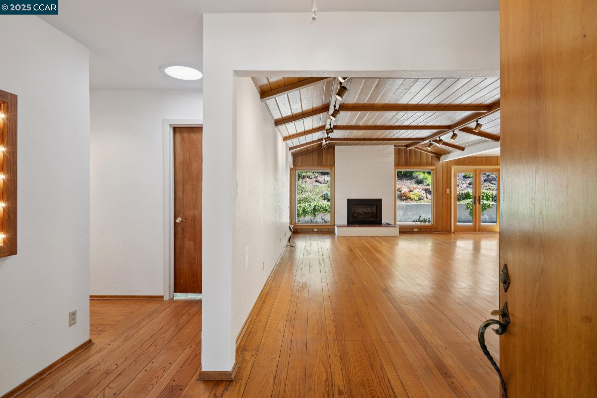 Detail Gallery Image 11 of 50 For 9 Lind Ct, Orinda,  CA 94563 - 4 Beds | 2/1 Baths