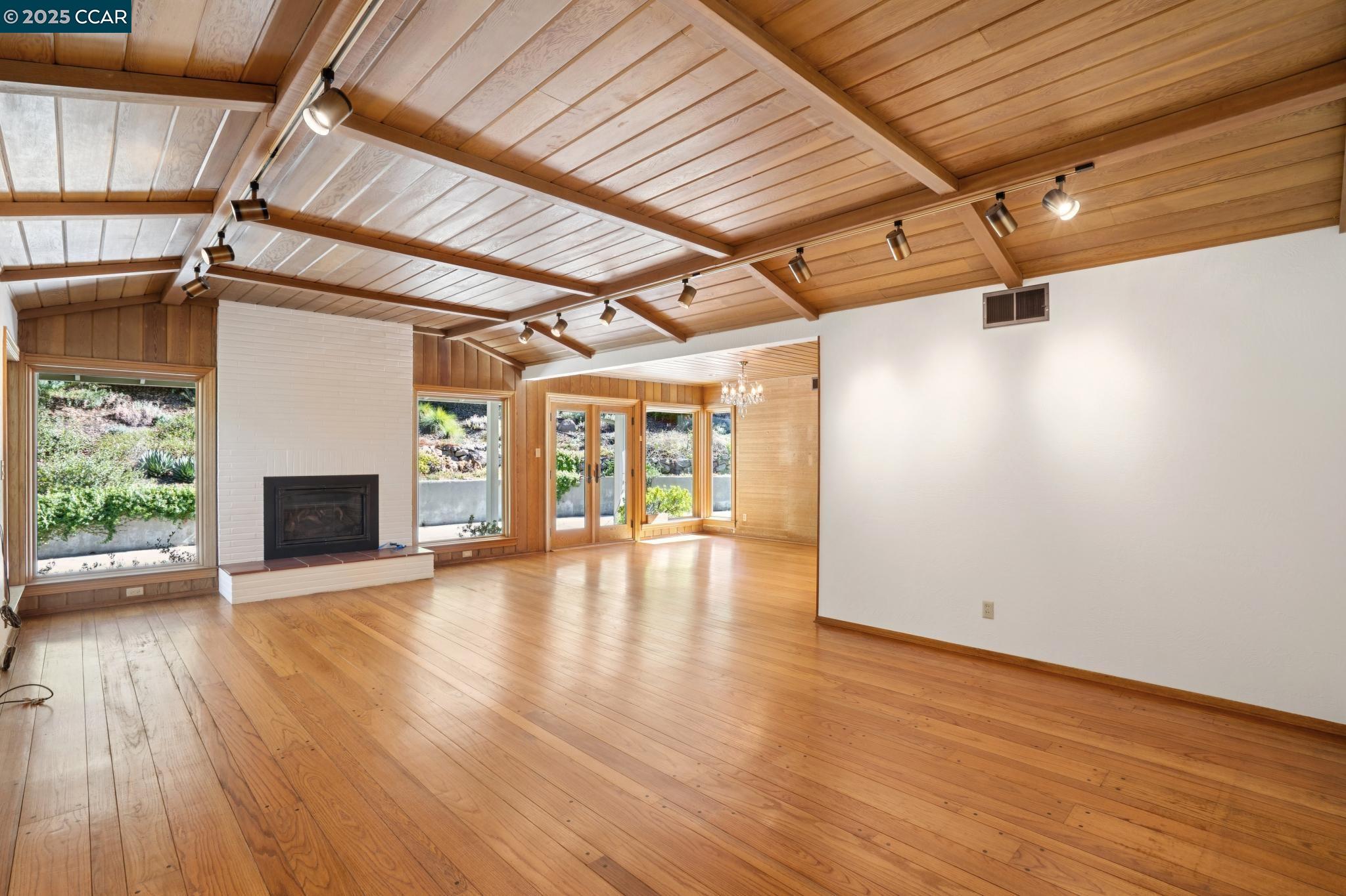 Detail Gallery Image 12 of 50 For 9 Lind Ct, Orinda,  CA 94563 - 4 Beds | 2/1 Baths
