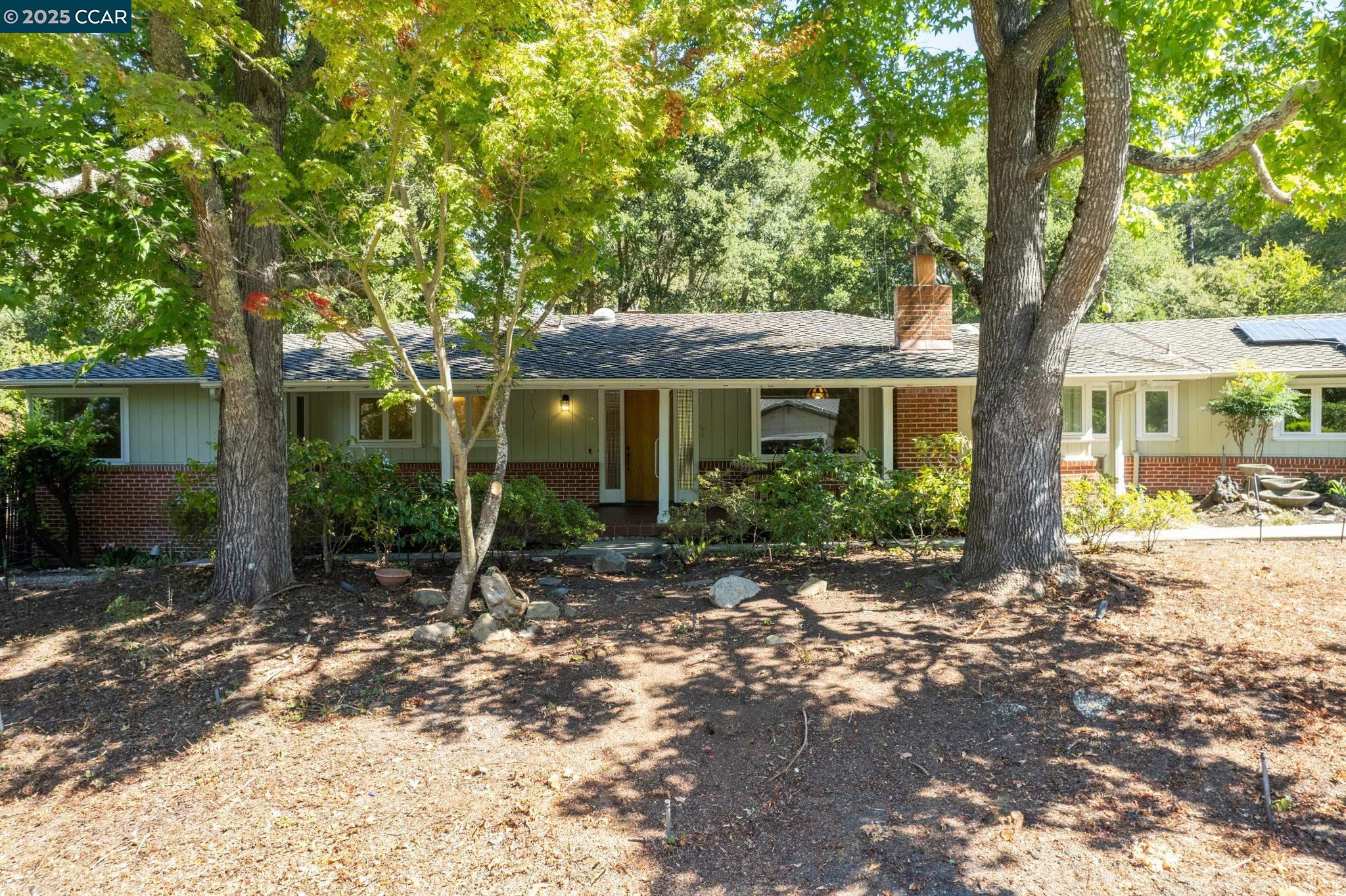 Detail Gallery Image 3 of 50 For 9 Lind Ct, Orinda,  CA 94563 - 4 Beds | 2/1 Baths