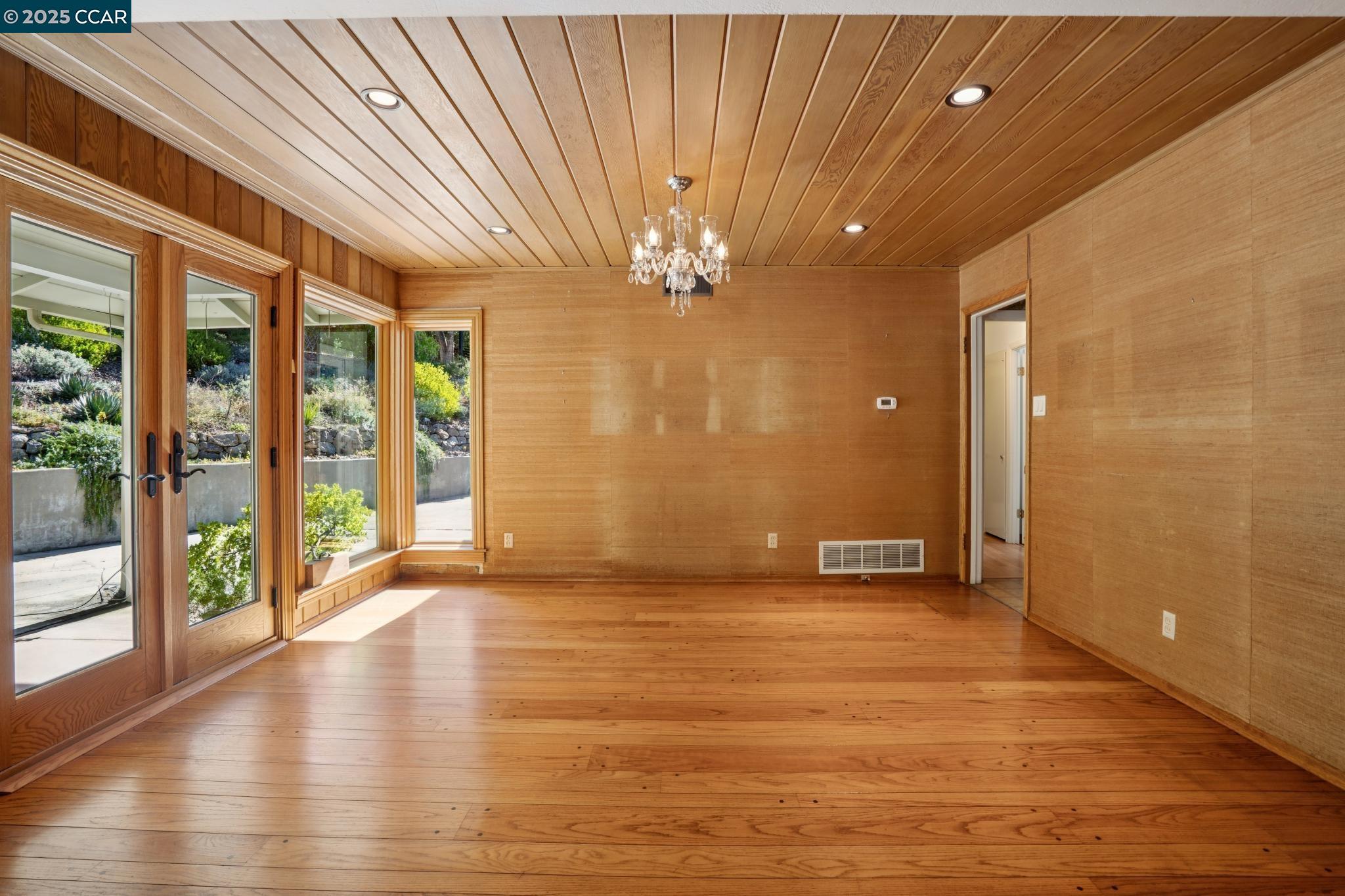 Detail Gallery Image 14 of 50 For 9 Lind Ct, Orinda,  CA 94563 - 4 Beds | 2/1 Baths