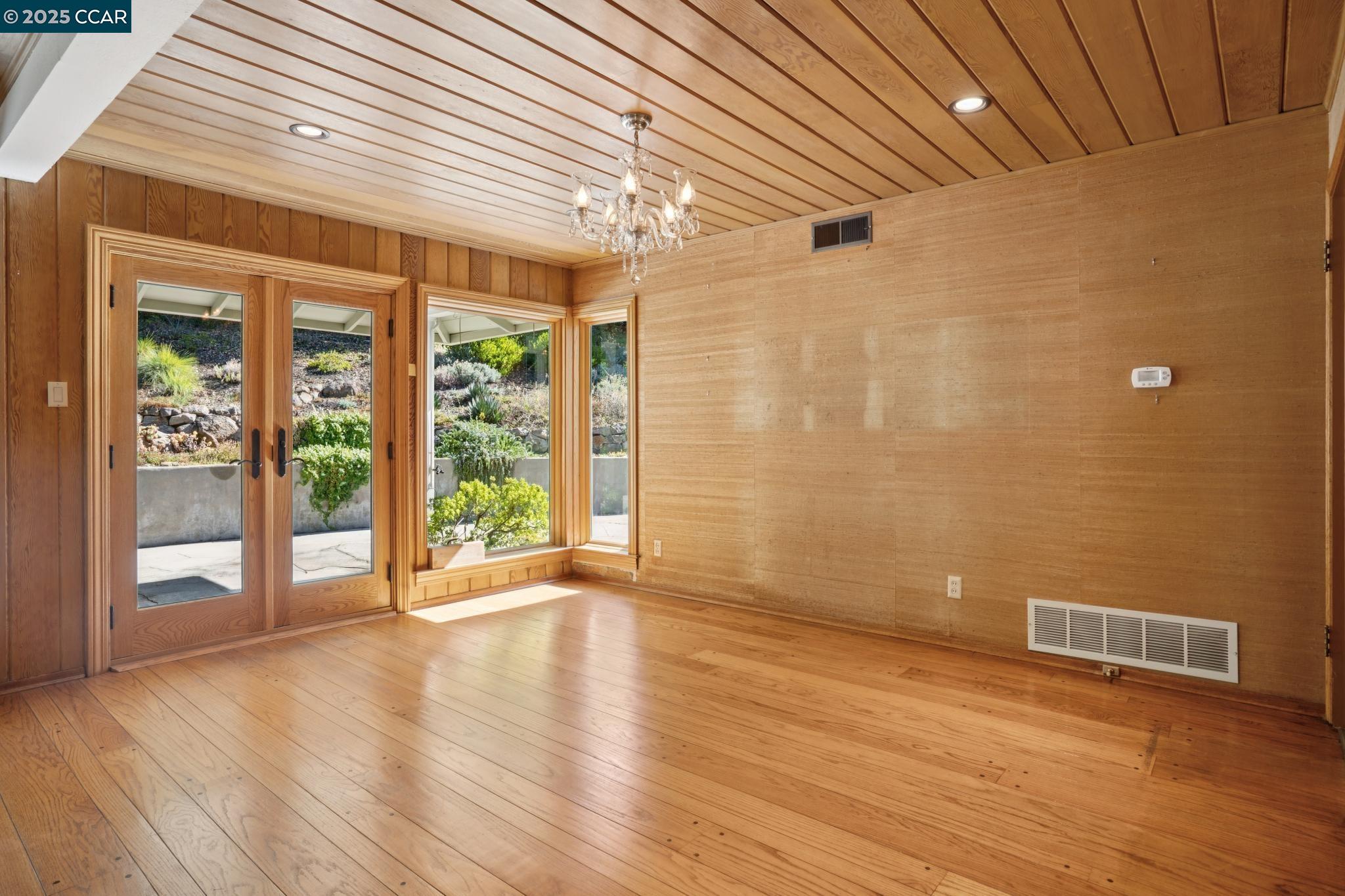 Detail Gallery Image 15 of 50 For 9 Lind Ct, Orinda,  CA 94563 - 4 Beds | 2/1 Baths