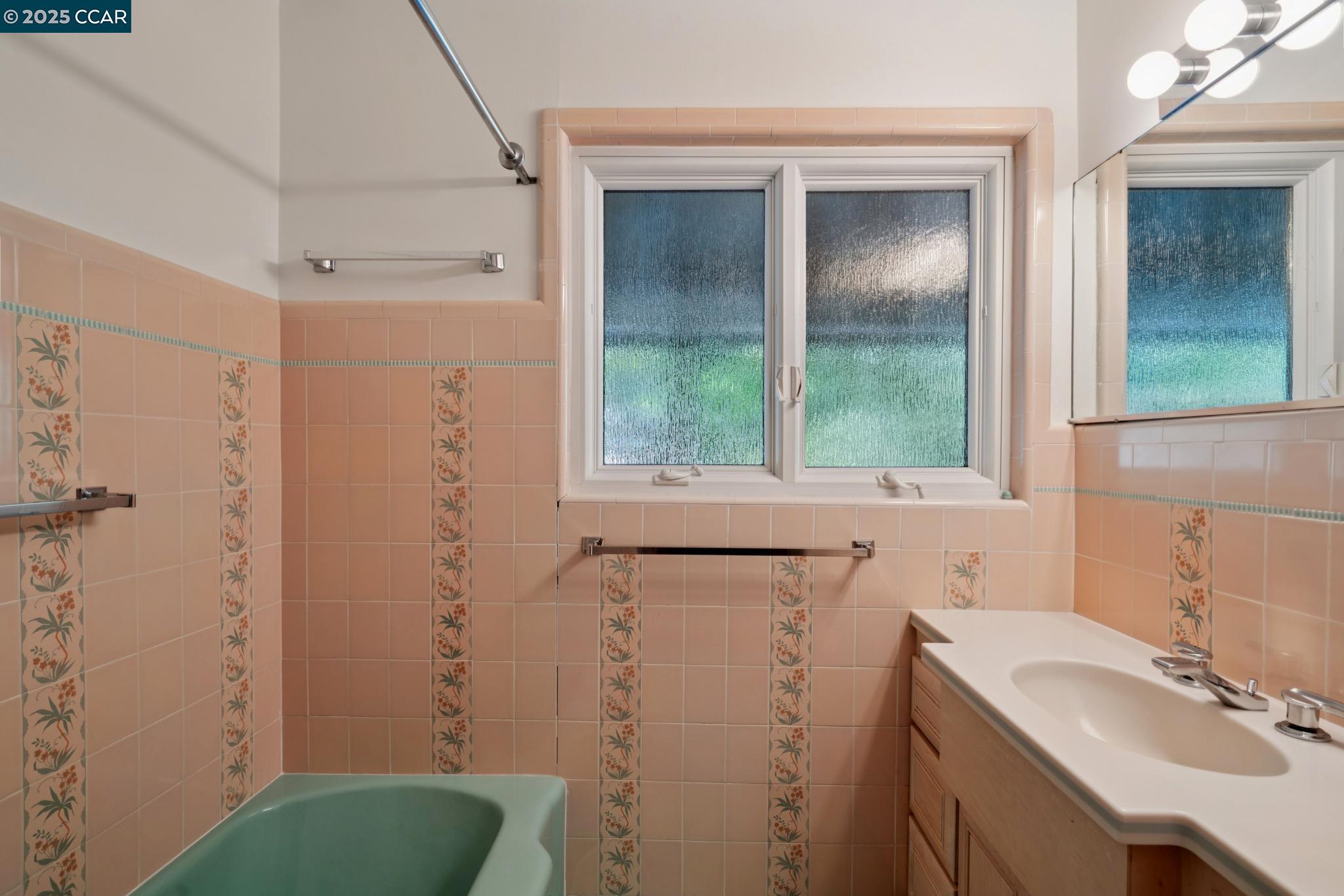Detail Gallery Image 33 of 50 For 9 Lind Ct, Orinda,  CA 94563 - 4 Beds | 2/1 Baths