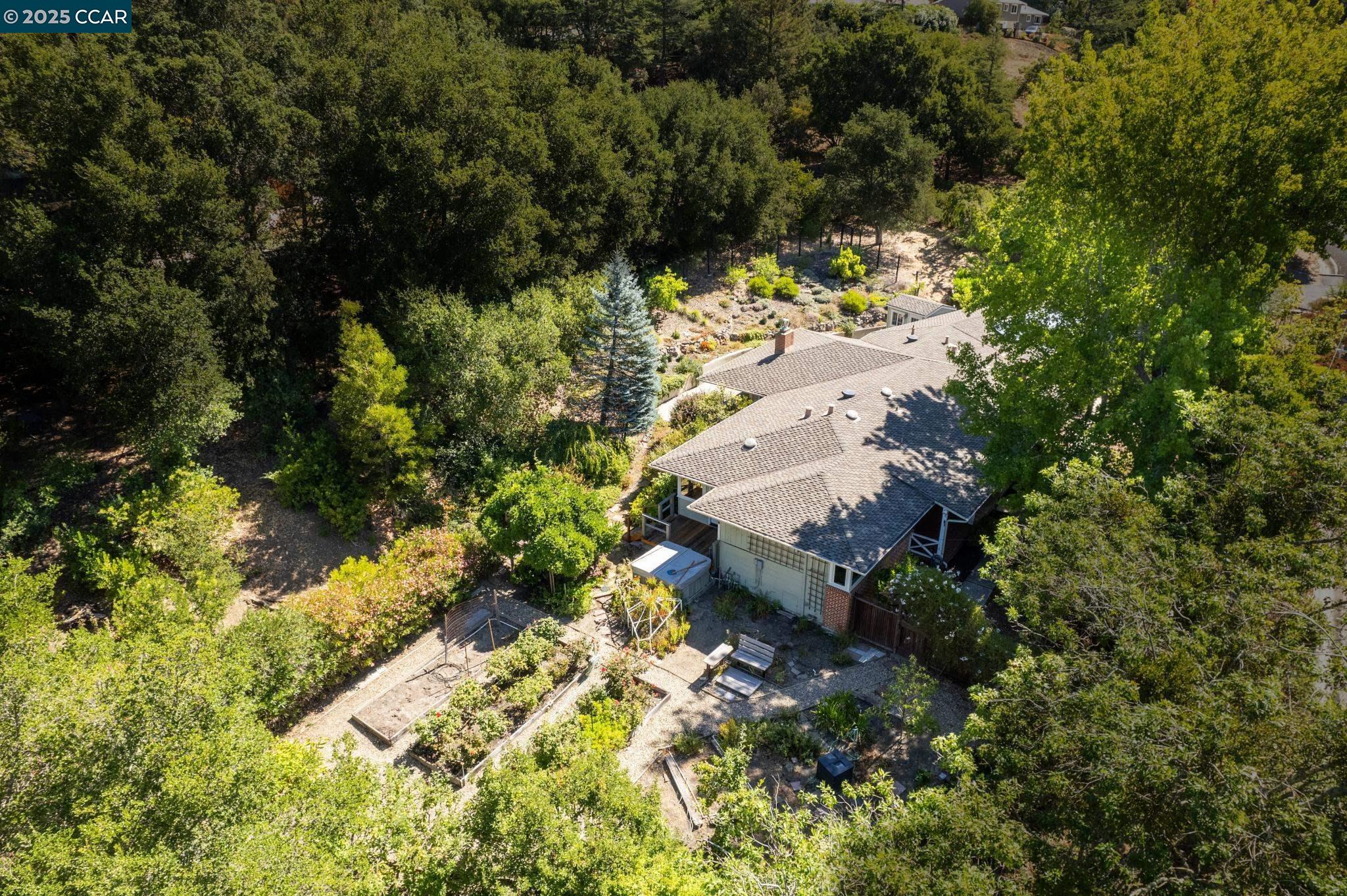 Detail Gallery Image 8 of 50 For 9 Lind Ct, Orinda,  CA 94563 - 4 Beds | 2/1 Baths