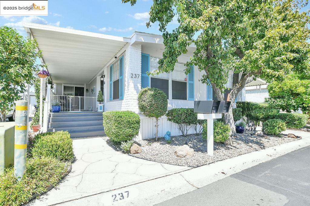 Detail Gallery Image 2 of 36 For 237 Aloha Way, Pittsburg,  CA 94565-9999 - 2 Beds | 2 Baths