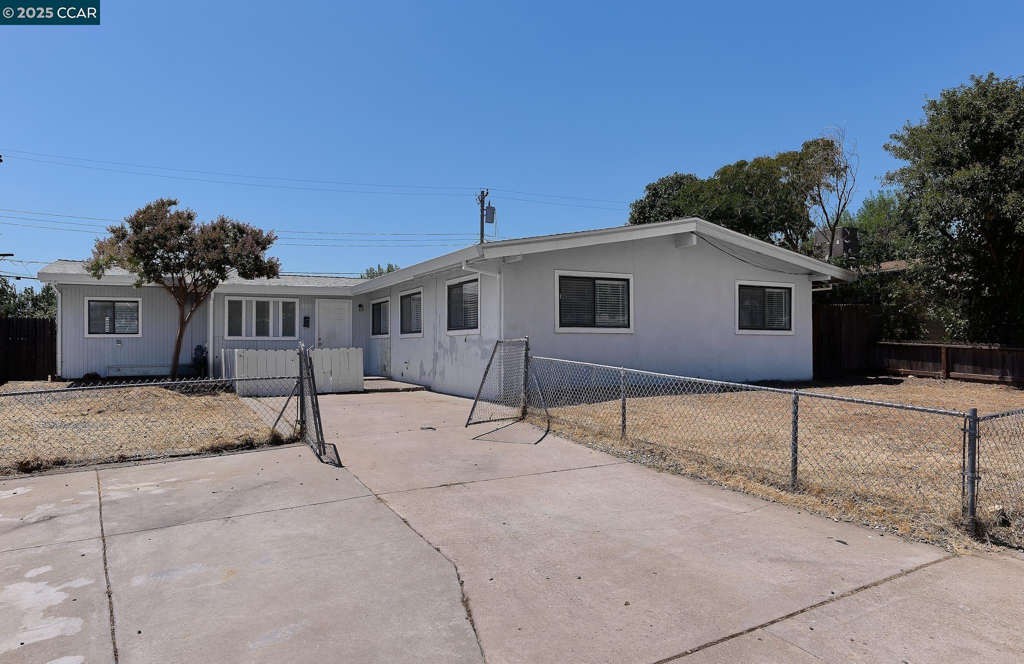 Detail Gallery Image 1 of 26 For 6511 Brock Dr, North Highlands,  CA 95660 - 5 Beds | 2 Baths