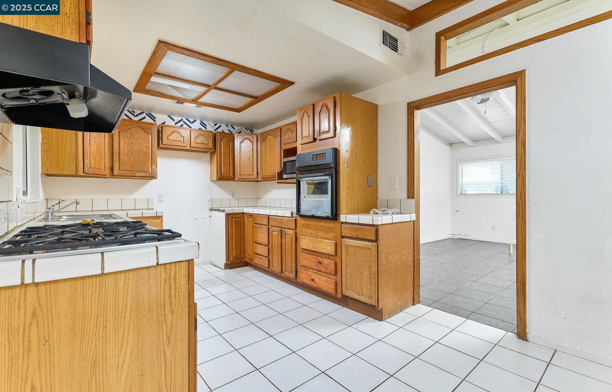 Detail Gallery Image 3 of 26 For 6511 Brock Dr, North Highlands,  CA 95660 - 5 Beds | 2 Baths