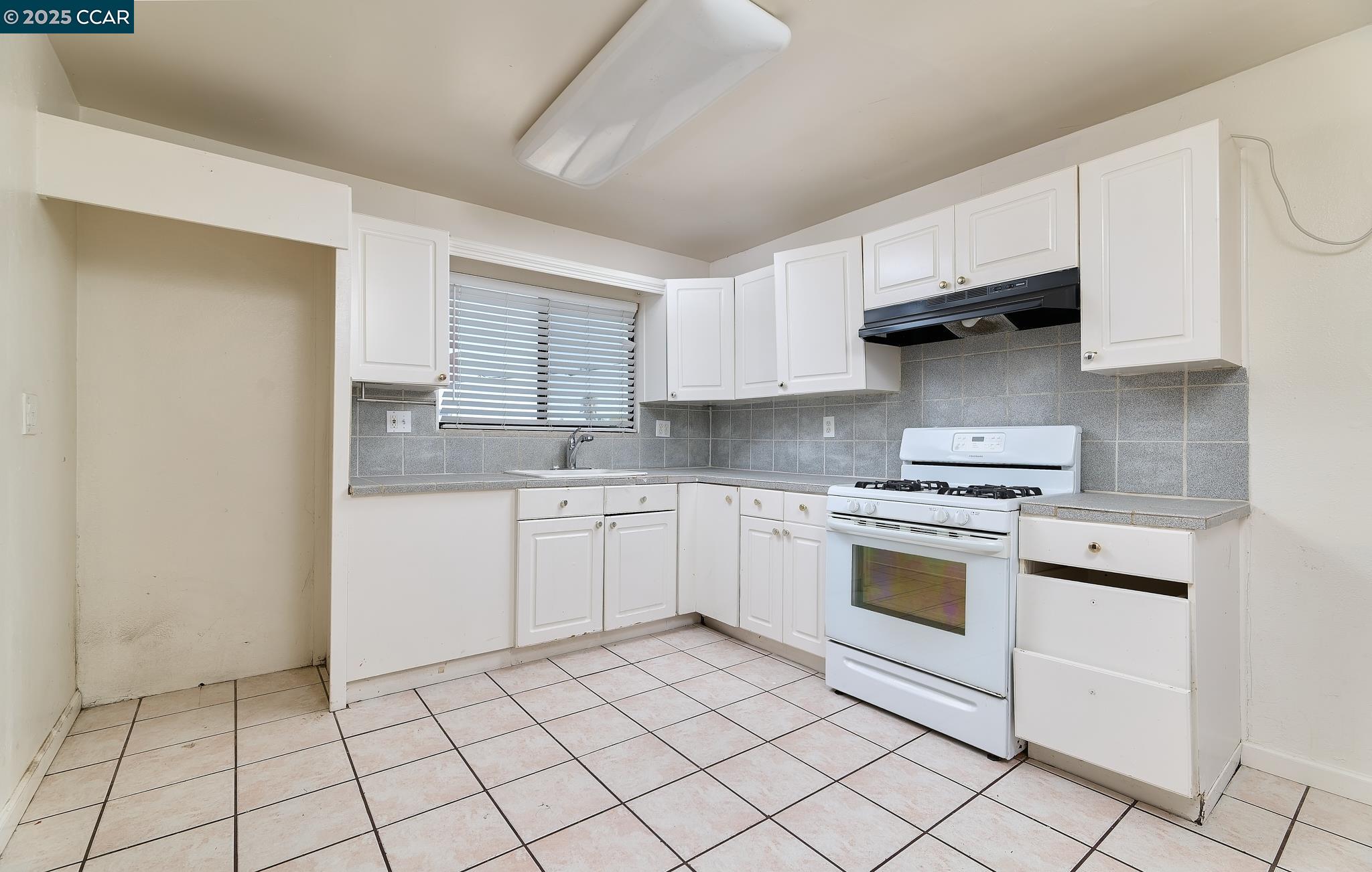 Detail Gallery Image 4 of 26 For 6511 Brock Dr, North Highlands,  CA 95660 - 5 Beds | 2 Baths