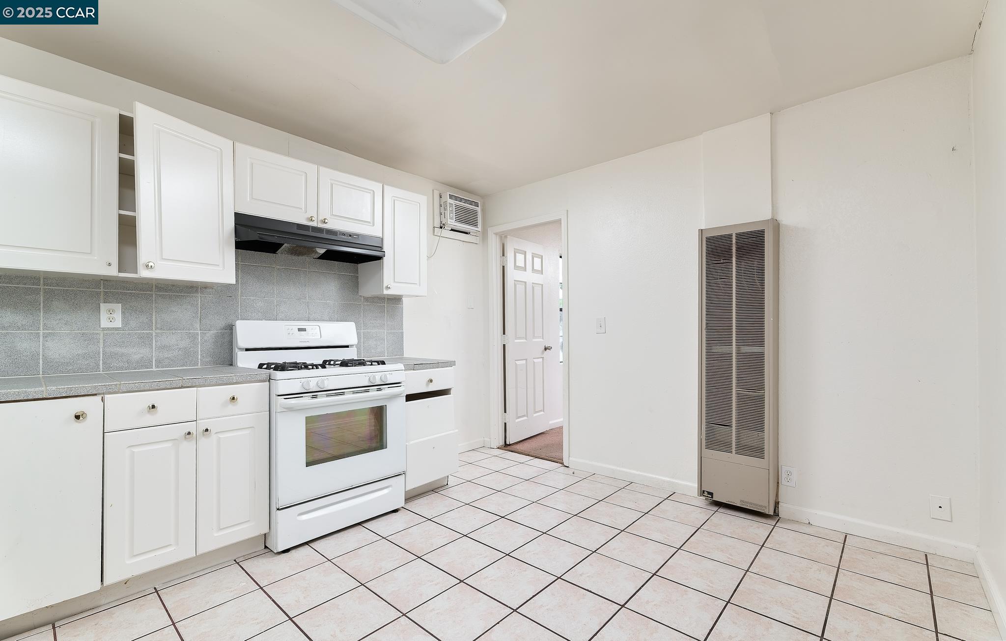 Detail Gallery Image 5 of 26 For 6511 Brock Dr, North Highlands,  CA 95660 - 5 Beds | 2 Baths