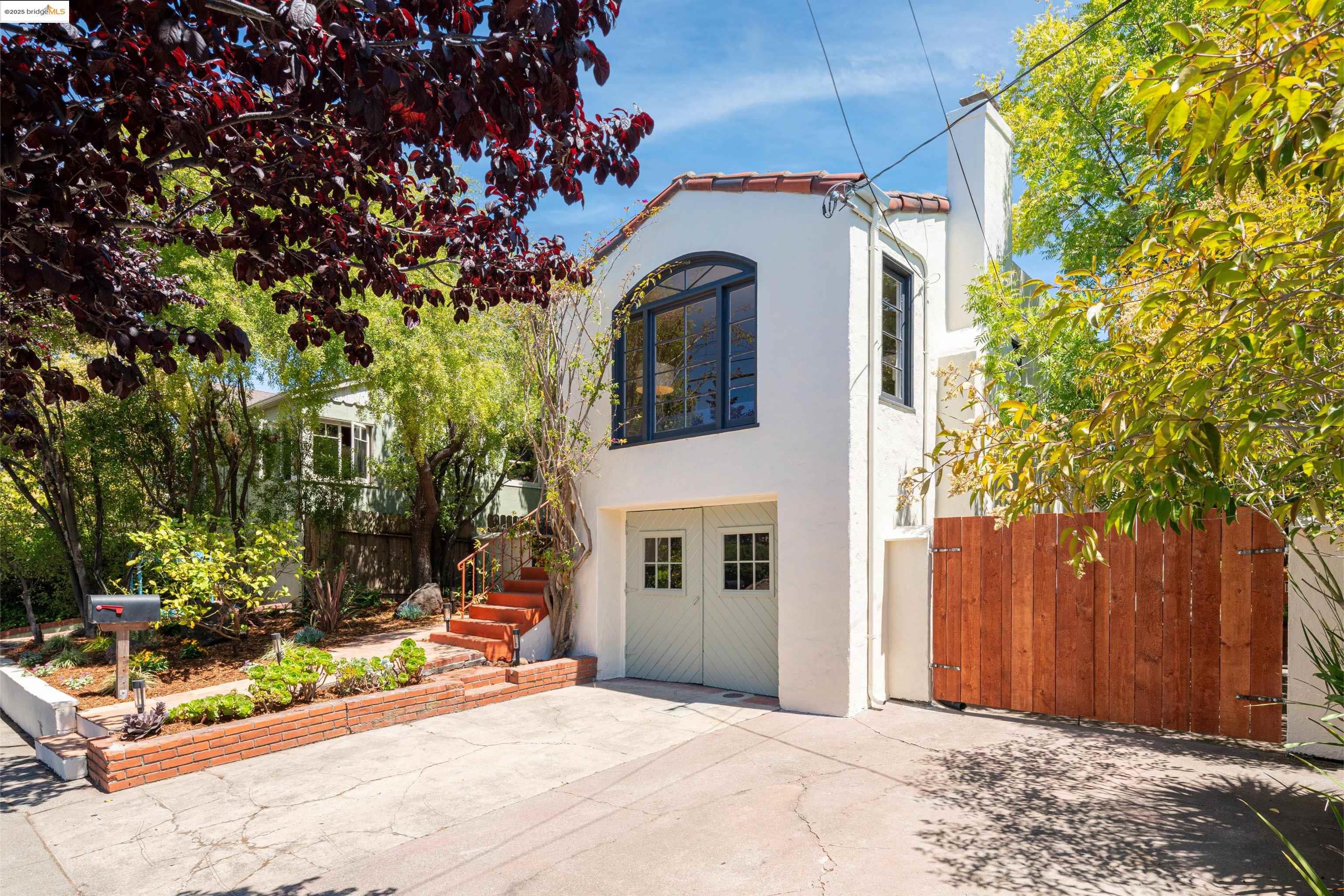 Detail Gallery Image 3 of 58 For 1067 Neilson St, Albany,  CA 94706 - 3 Beds | 1/1 Baths