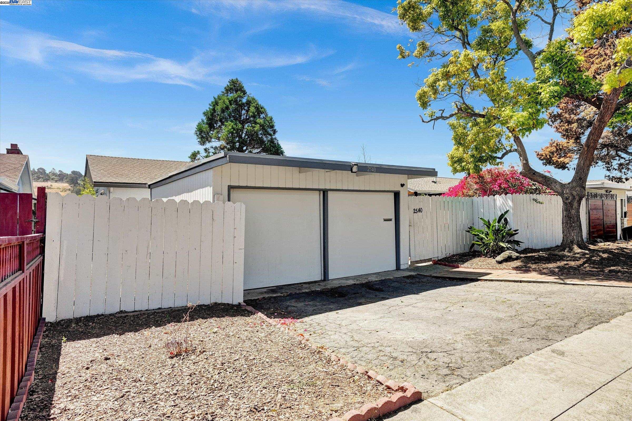 Detail Gallery Image 4 of 49 For 2540 Moyers Rd, Richmond,  CA 94806 - 4 Beds | 2 Baths
