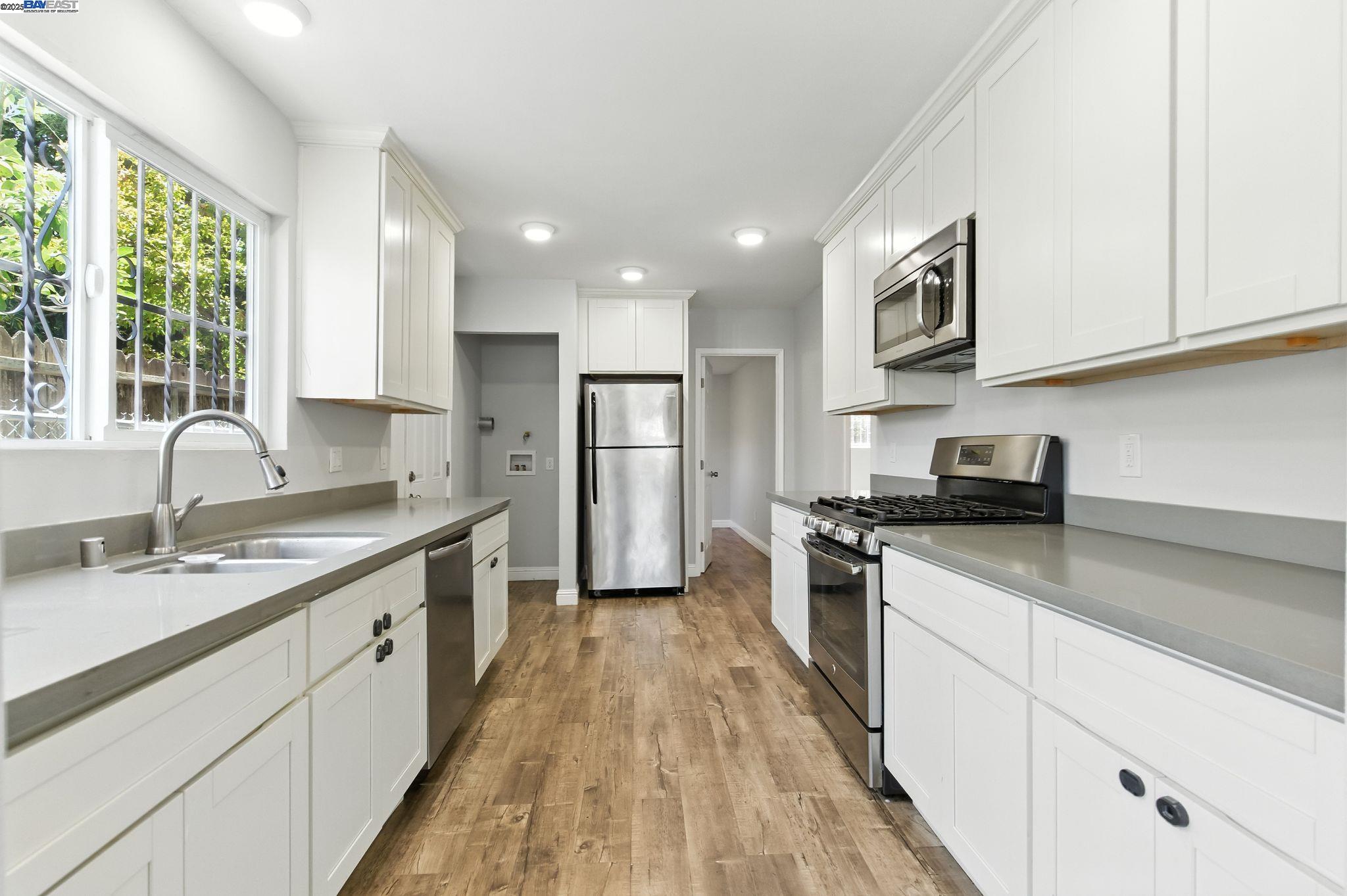 Detail Gallery Image 10 of 22 For 5821 E 17th Street, Oakland,  CA 94621 - – Beds | – Baths