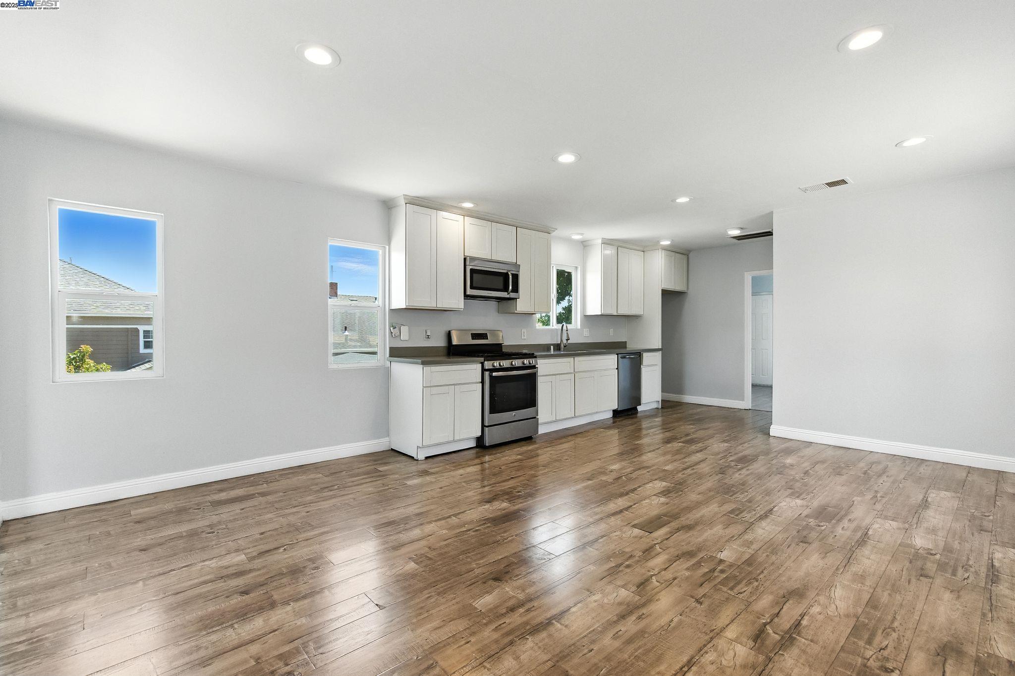 Detail Gallery Image 3 of 22 For 5821 E 17th Street, Oakland,  CA 94621 - – Beds | – Baths