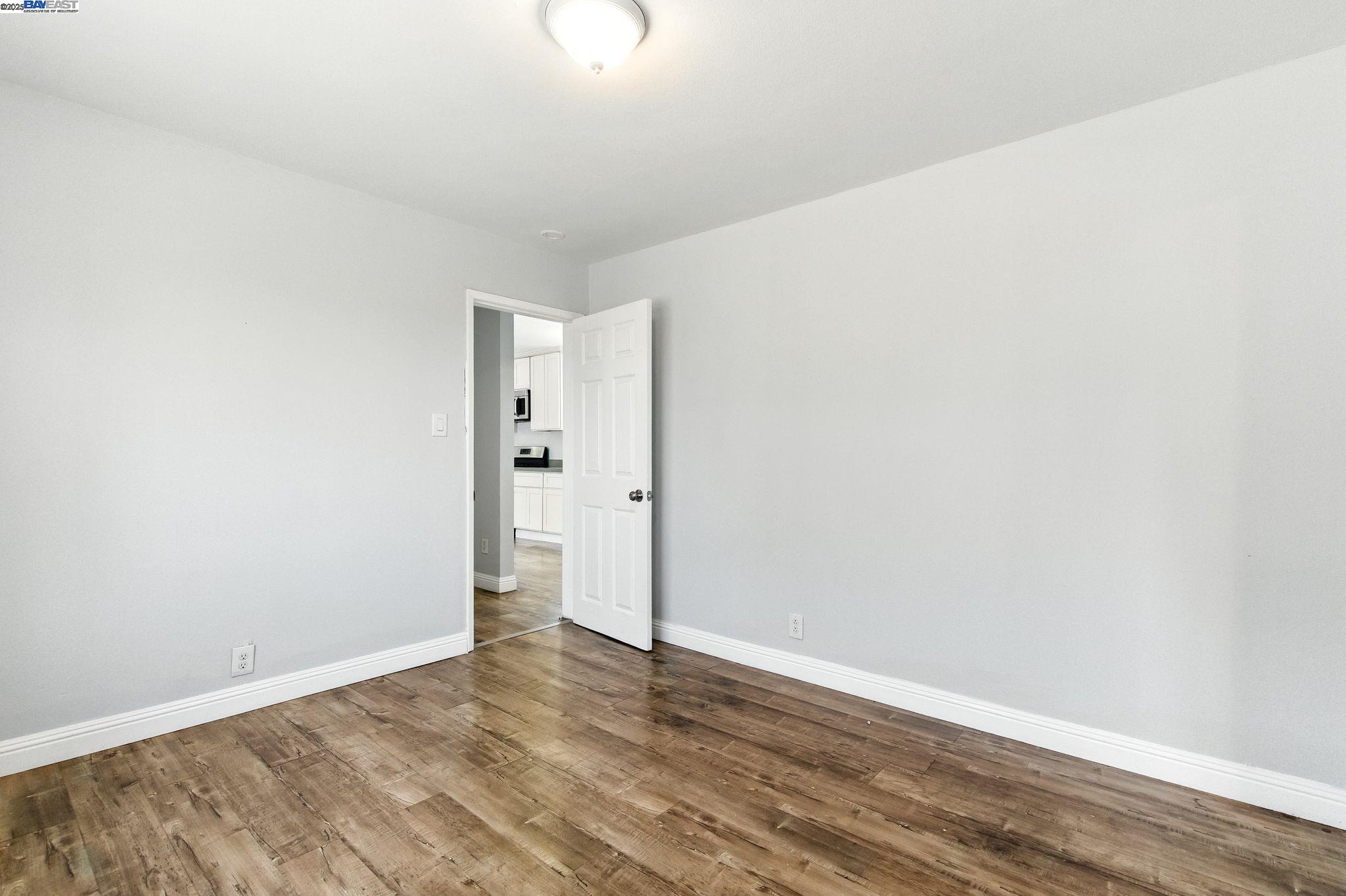 Detail Gallery Image 5 of 22 For 5821 E 17th Street, Oakland,  CA 94621 - – Beds | – Baths