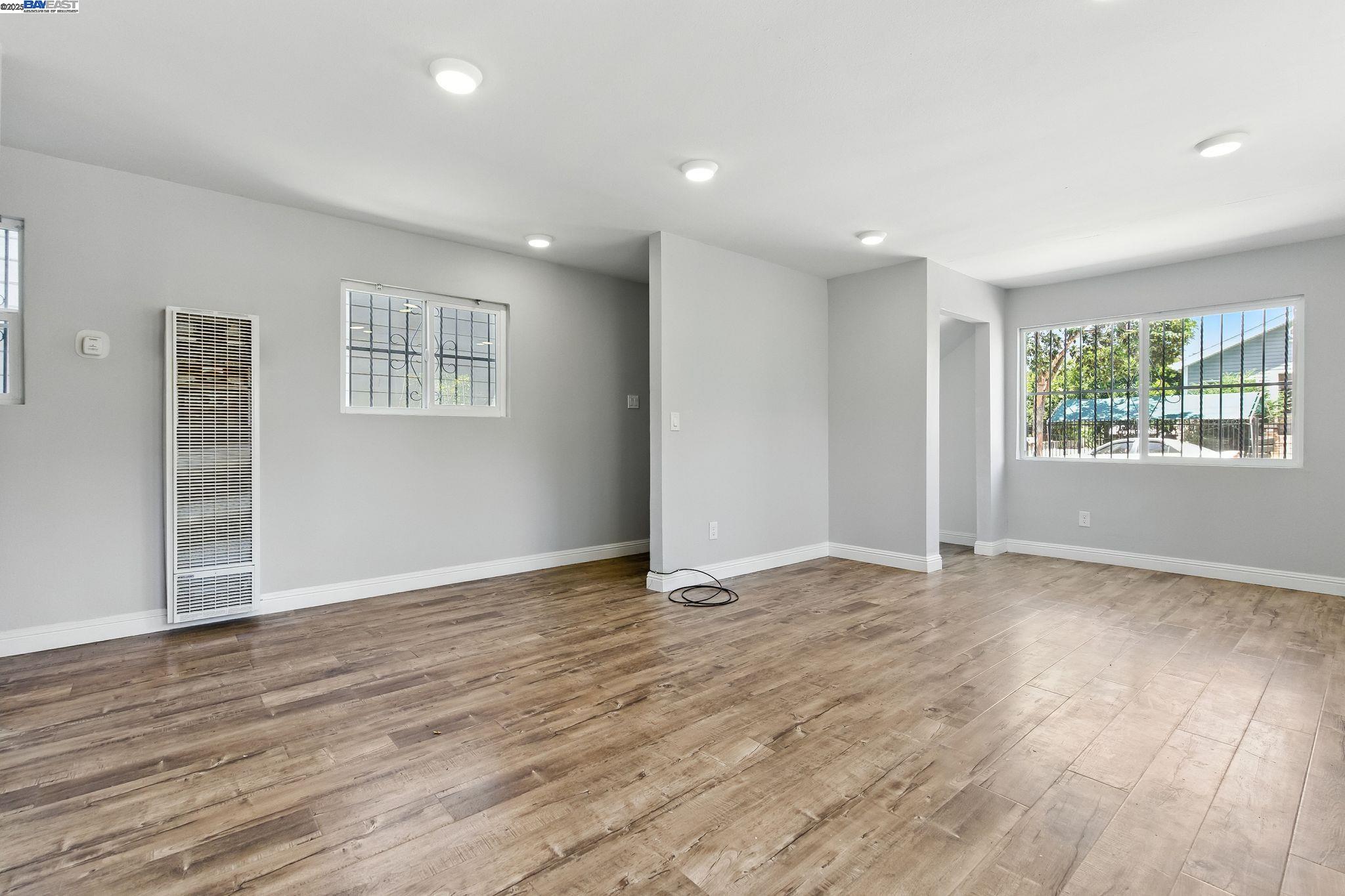 Detail Gallery Image 8 of 22 For 5821 E 17th Street, Oakland,  CA 94621 - – Beds | – Baths