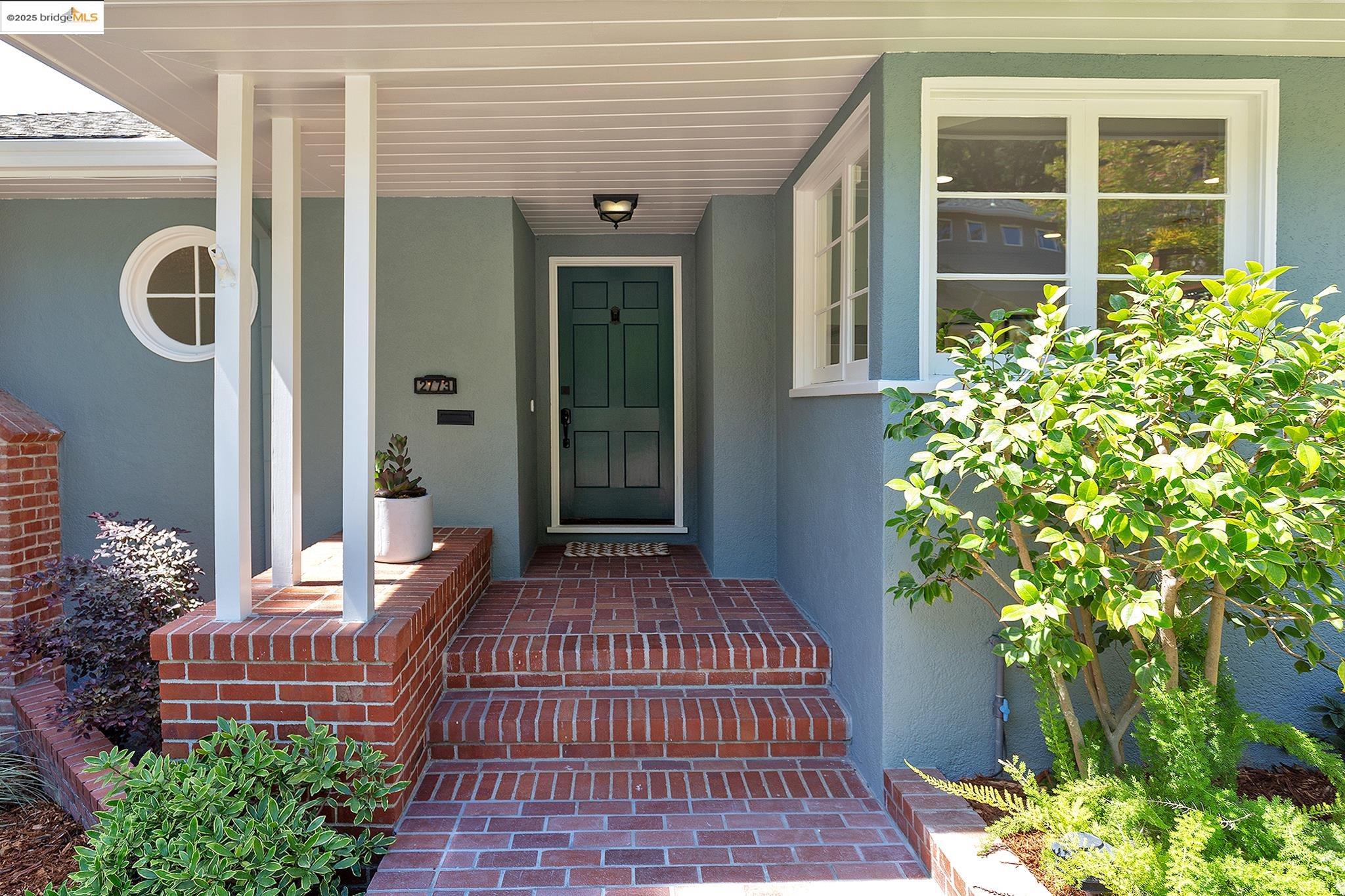 Detail Gallery Image 2 of 53 For 2773 Argyle Street, Oakland,  CA 94602 - 5 Beds | 3 Baths