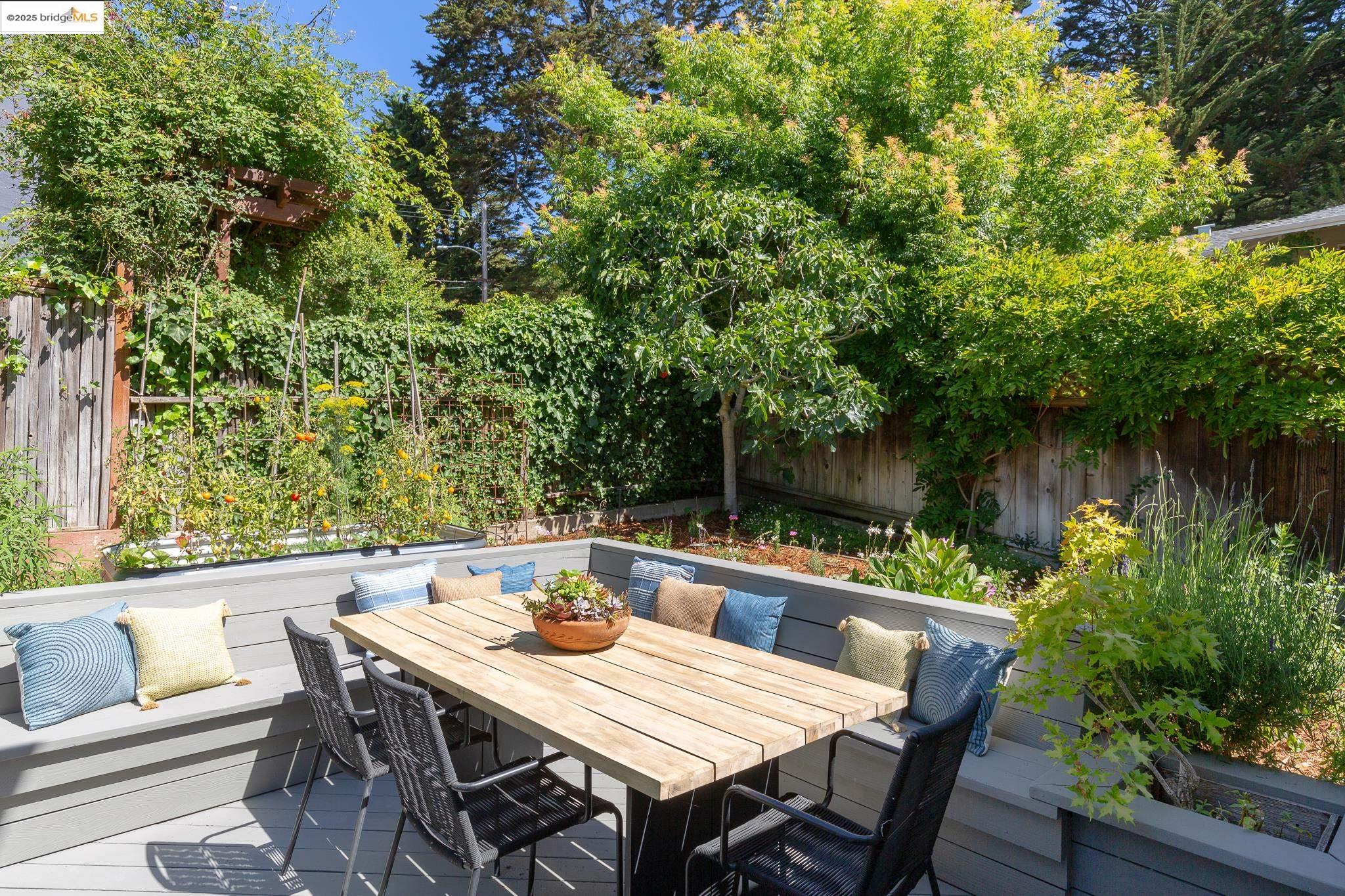 Detail Gallery Image 16 of 53 For 2773 Argyle Street, Oakland,  CA 94602 - 5 Beds | 3 Baths