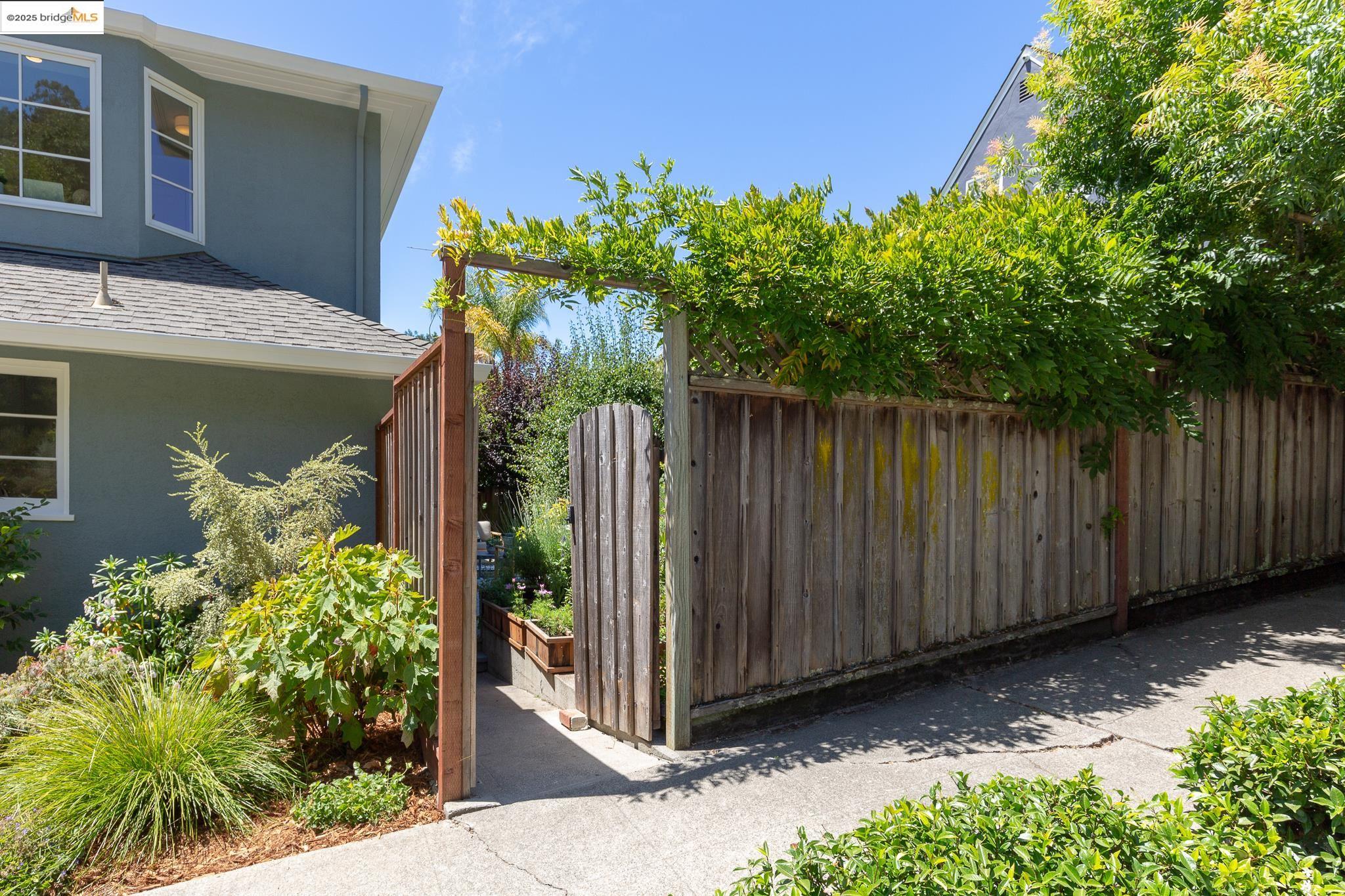 Detail Gallery Image 46 of 53 For 2773 Argyle Street, Oakland,  CA 94602 - 5 Beds | 3 Baths