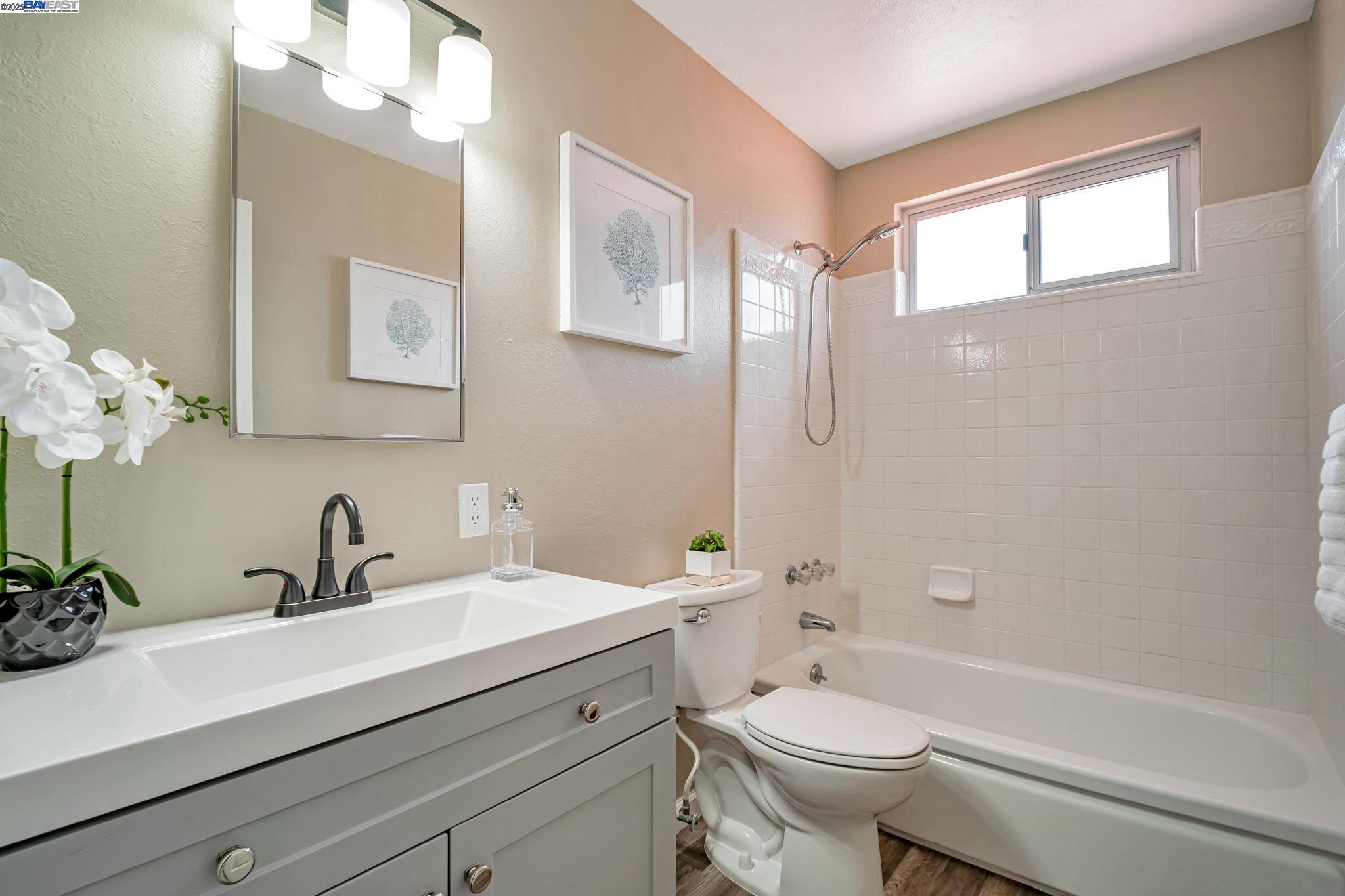 Detail Gallery Image 16 of 26 For 15586 via Madeline, San Lorenzo,  CA 94580 - 3 Beds | 2 Baths