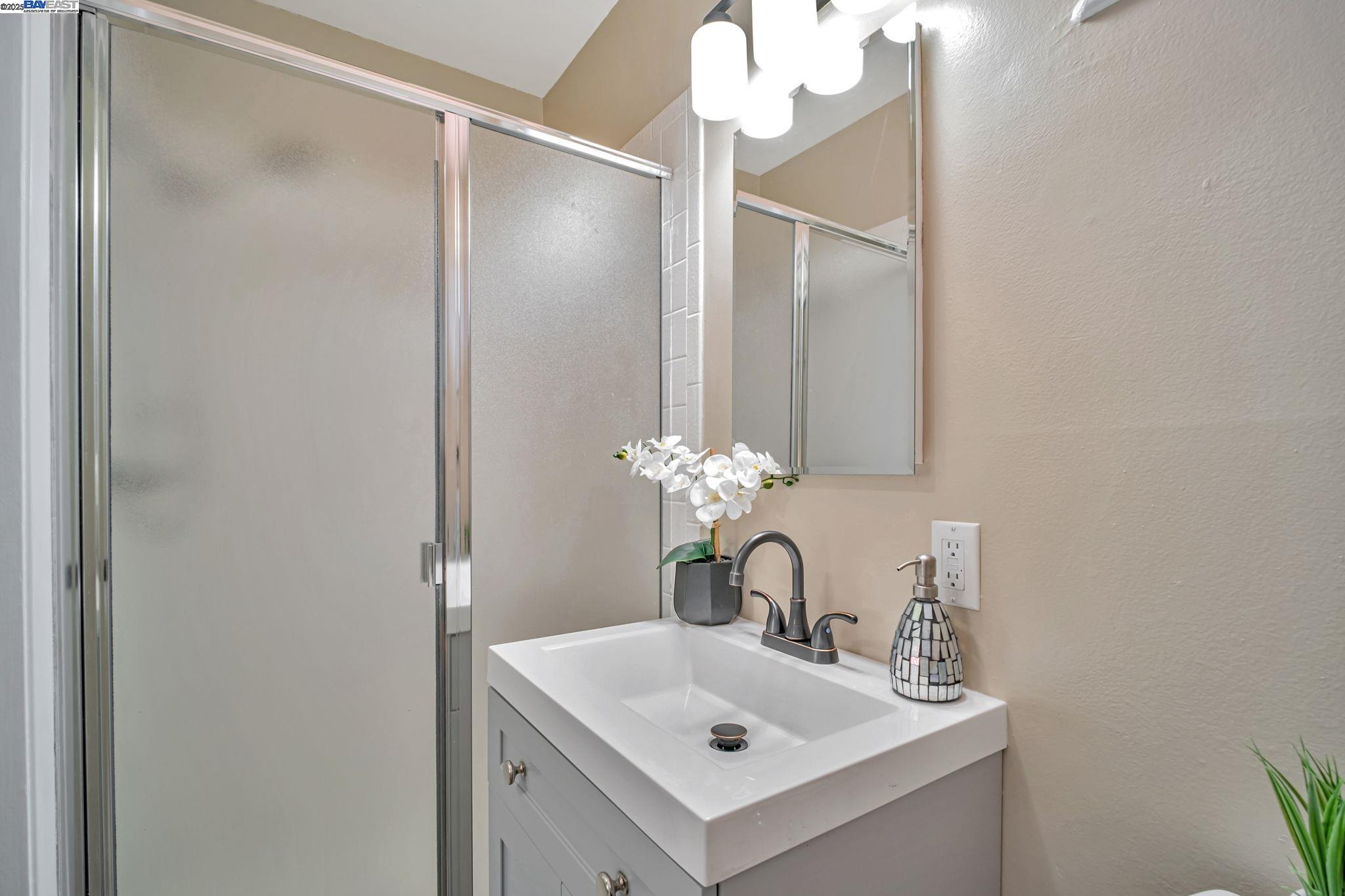 Detail Gallery Image 17 of 26 For 15586 via Madeline, San Lorenzo,  CA 94580 - 3 Beds | 2 Baths