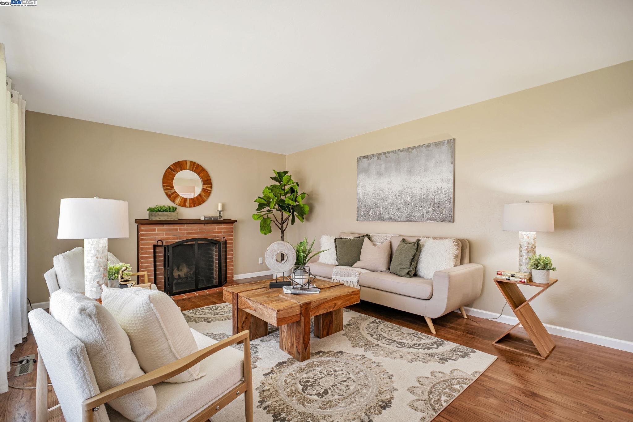 Detail Gallery Image 3 of 26 For 15586 via Madeline, San Lorenzo,  CA 94580 - 3 Beds | 2 Baths