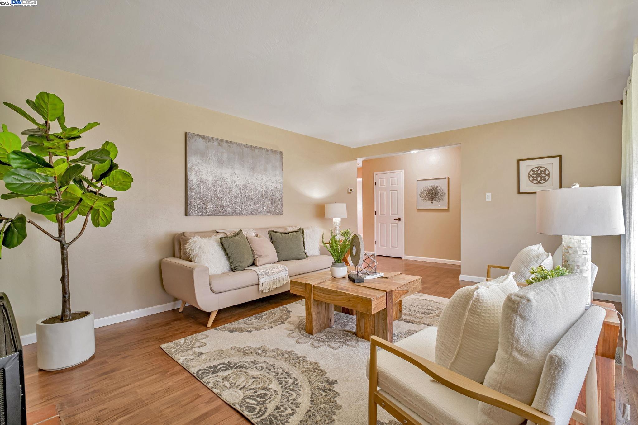Detail Gallery Image 4 of 26 For 15586 via Madeline, San Lorenzo,  CA 94580 - 3 Beds | 2 Baths