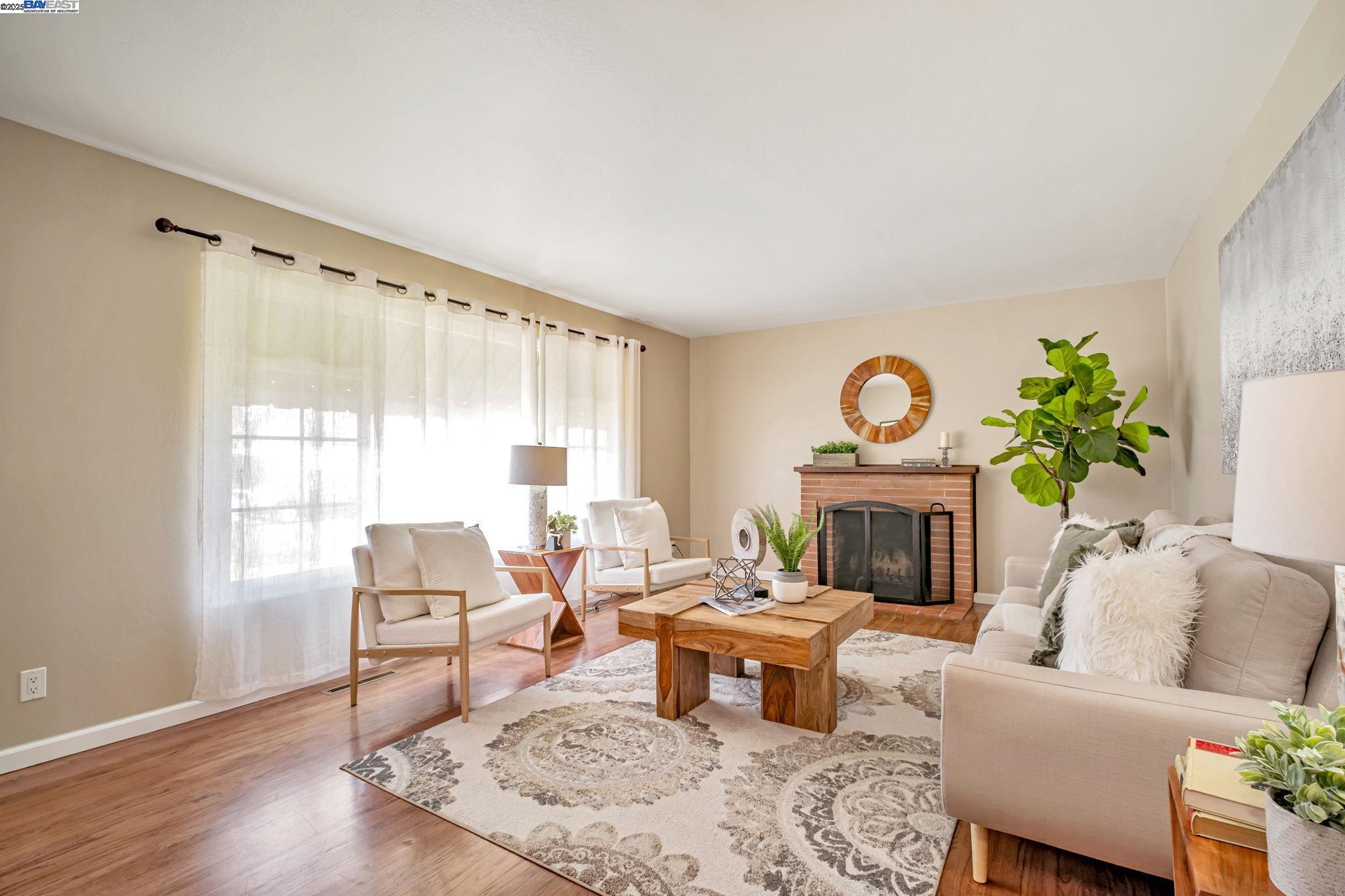 Detail Gallery Image 5 of 26 For 15586 via Madeline, San Lorenzo,  CA 94580 - 3 Beds | 2 Baths