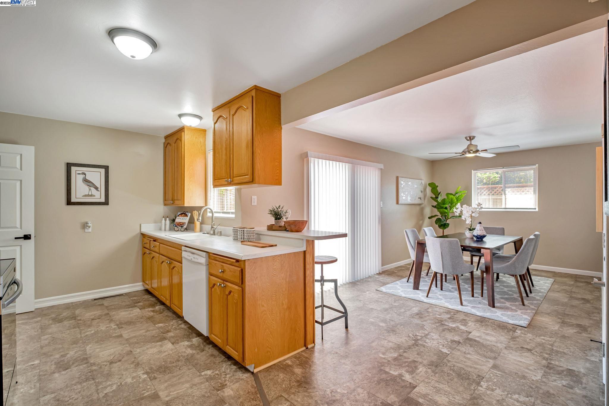 Detail Gallery Image 6 of 26 For 15586 via Madeline, San Lorenzo,  CA 94580 - 3 Beds | 2 Baths