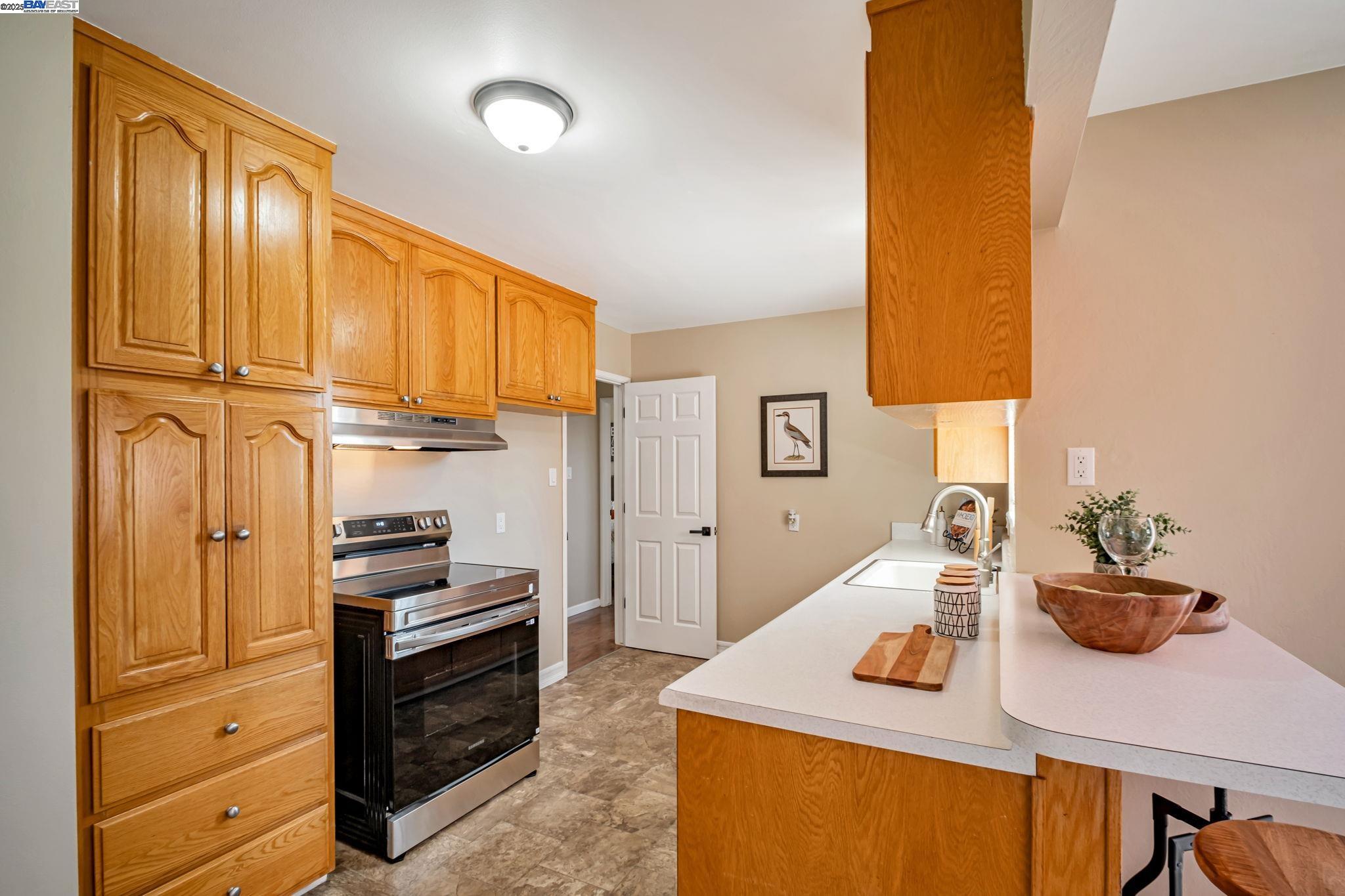Detail Gallery Image 7 of 26 For 15586 via Madeline, San Lorenzo,  CA 94580 - 3 Beds | 2 Baths